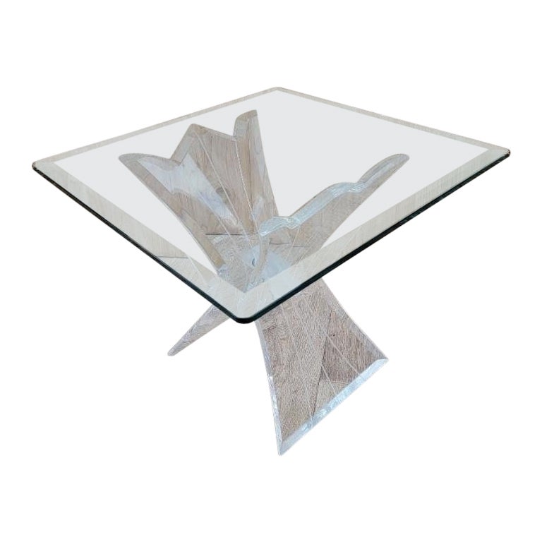 Mesa de centro con tapa cuadrada de cristal y base de mariposa de lucita tallada, moderna de mediados de siglo