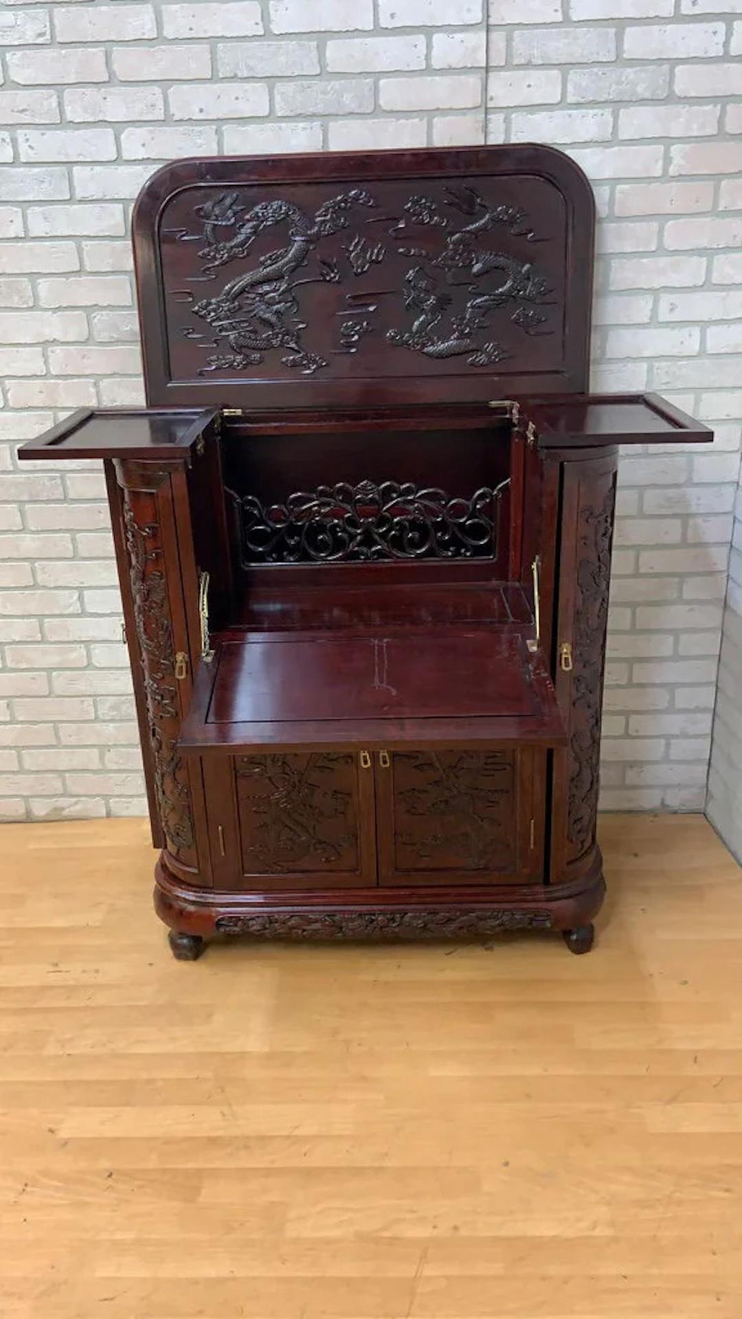 Mueble Bar Seco de Palisandro Chino Tallado y Ornamentado, Moderno de Mitad de Siglo 

Presentamos la barra seca abatible de palisandro tallado Mid Century Modern Asian, una pieza impresionante y de intrincado diseño que combina la elegancia del