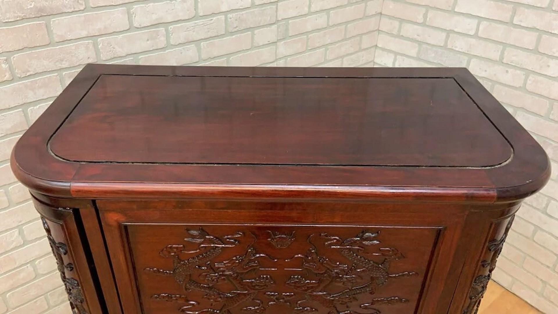 Bar / Gabinete Seco de Palisandro Chino Tallado y Ornamentado, Moderno de Mediados de Siglo siglo XX en venta