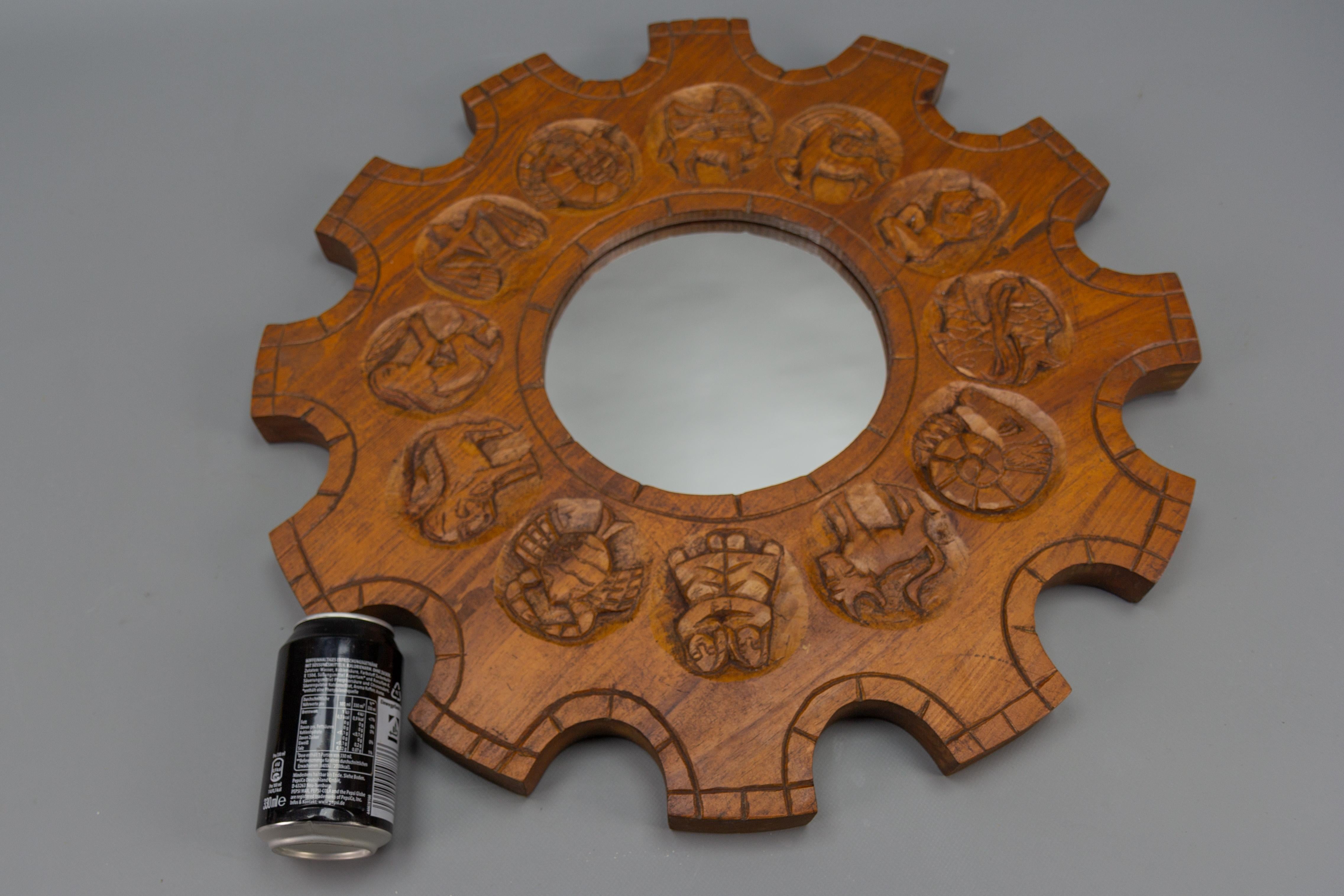 Mid-Century Modern geschnitzt Kiefer-Holz Sunburst Shaped Wall Mirror Zodiac Zeichen im Angebot 3