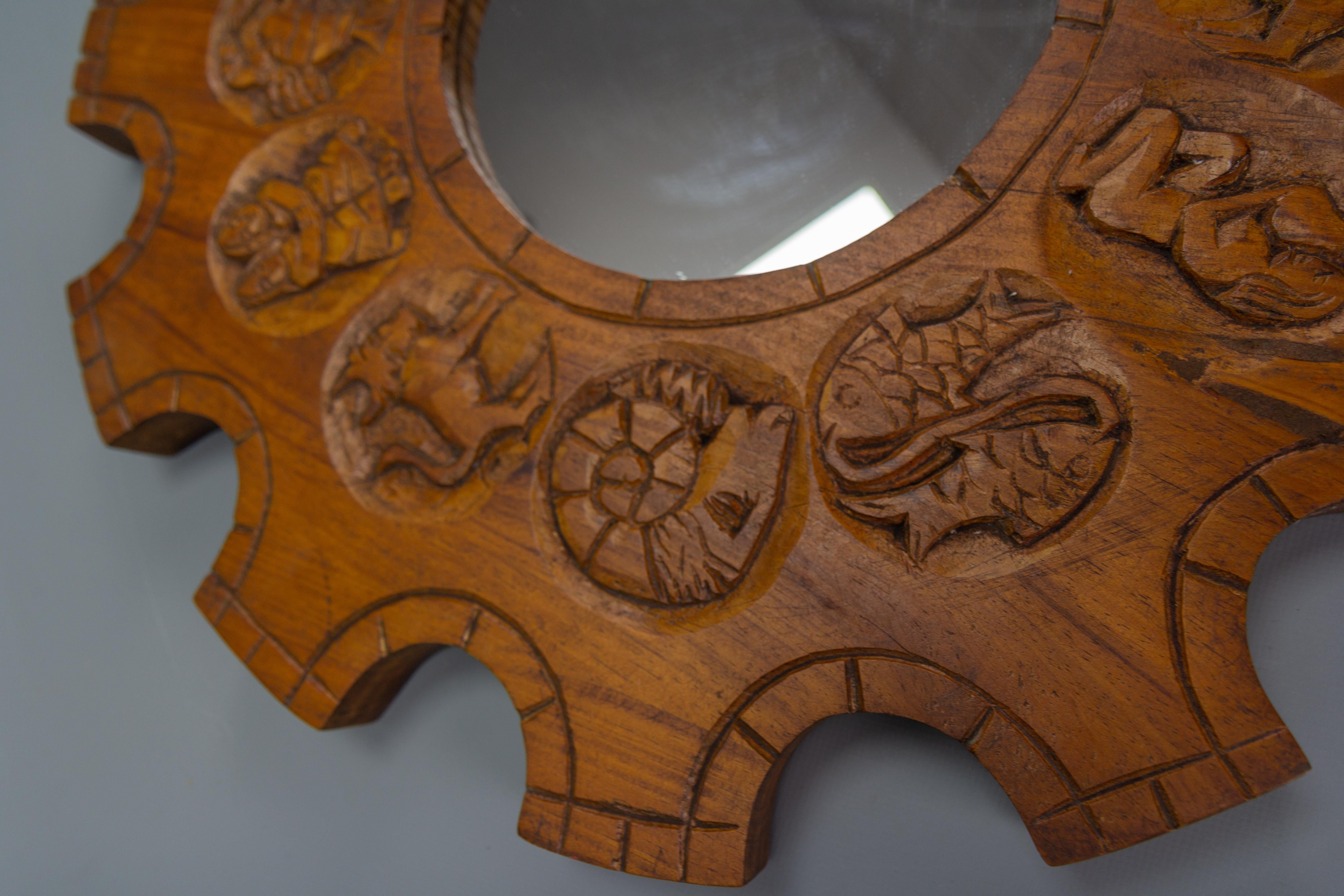 Mid-Century Modern Carved Pine-Wood Sunburst Shaped Wall Mirror Zodiac Signs In Good Condition For Sale In Barntrup, DE