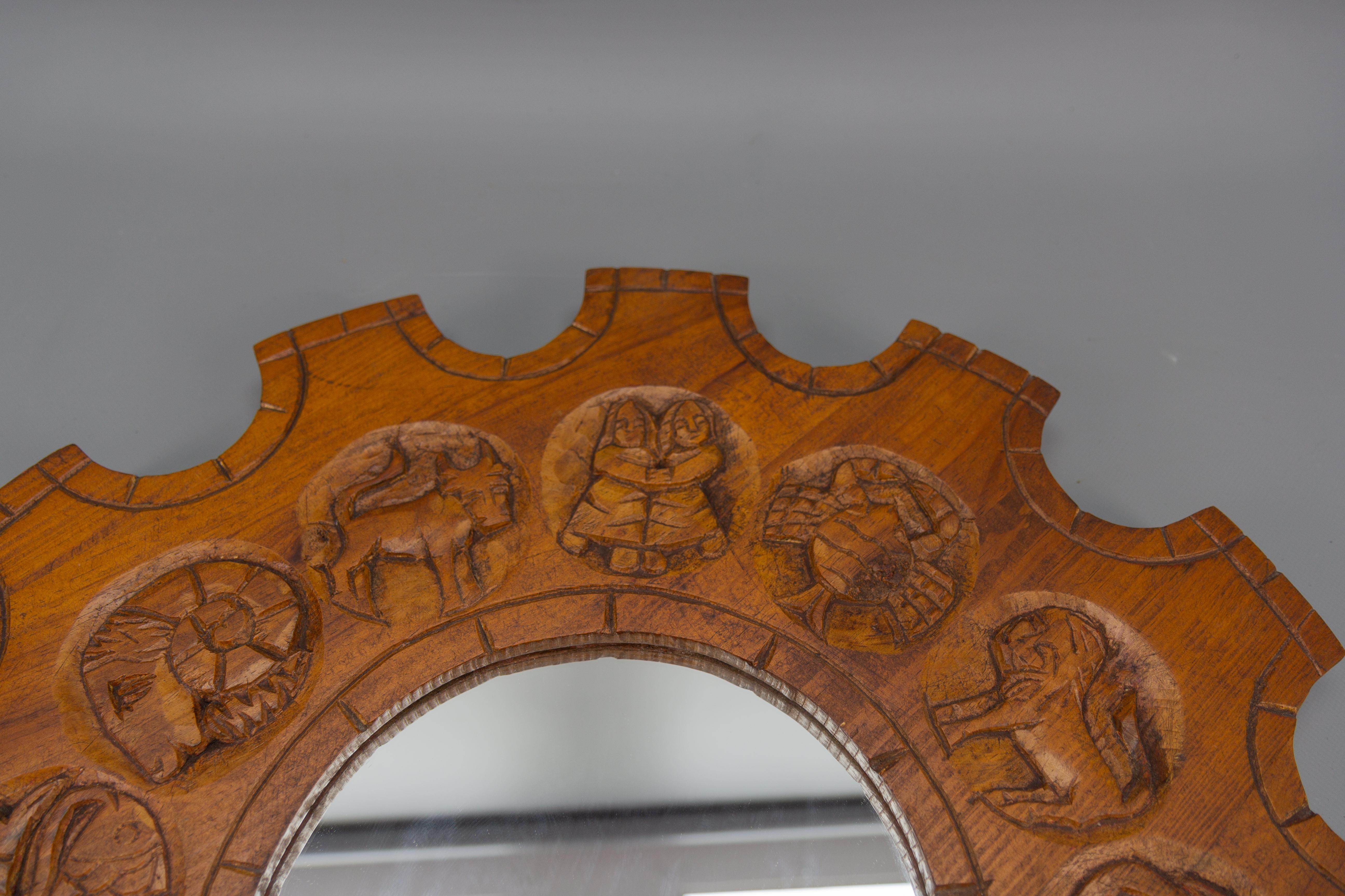 Mid-Century Modern geschnitzt Kiefer-Holz Sunburst Shaped Wall Mirror Zodiac Zeichen im Zustand „Gut“ im Angebot in Barntrup, DE
