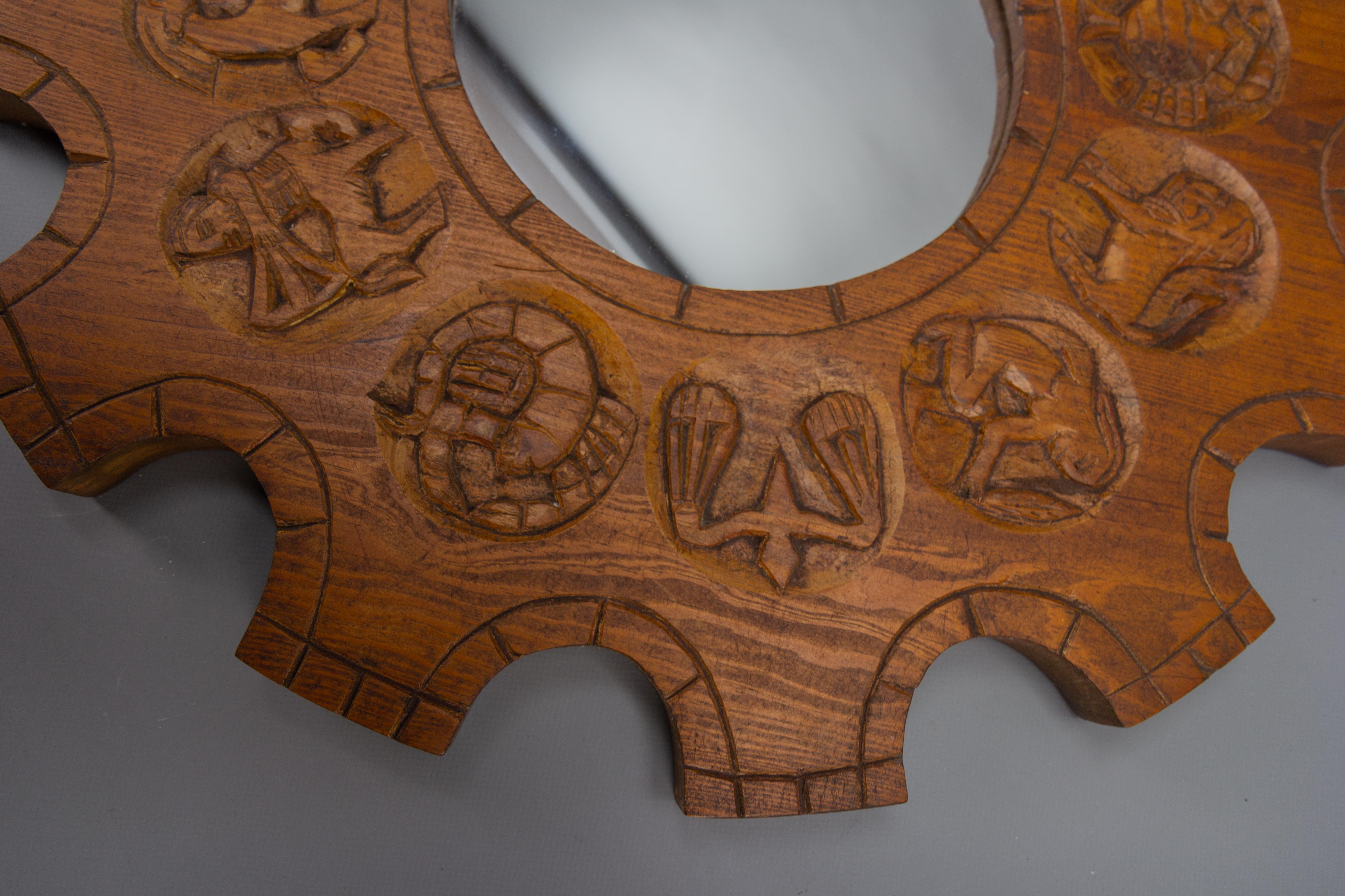 Mid-Century Modern geschnitzt Kiefer-Holz Sunburst Shaped Wall Mirror Zodiac Zeichen (Spiegel) im Angebot