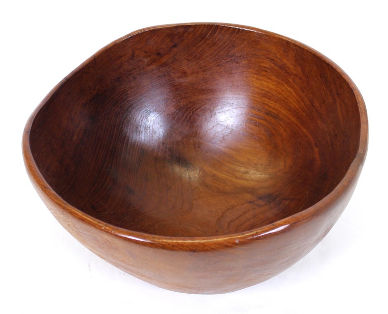 Mid-Century Modern Carved Teak Wood Bowl In Good Condition For Sale In New York, NY