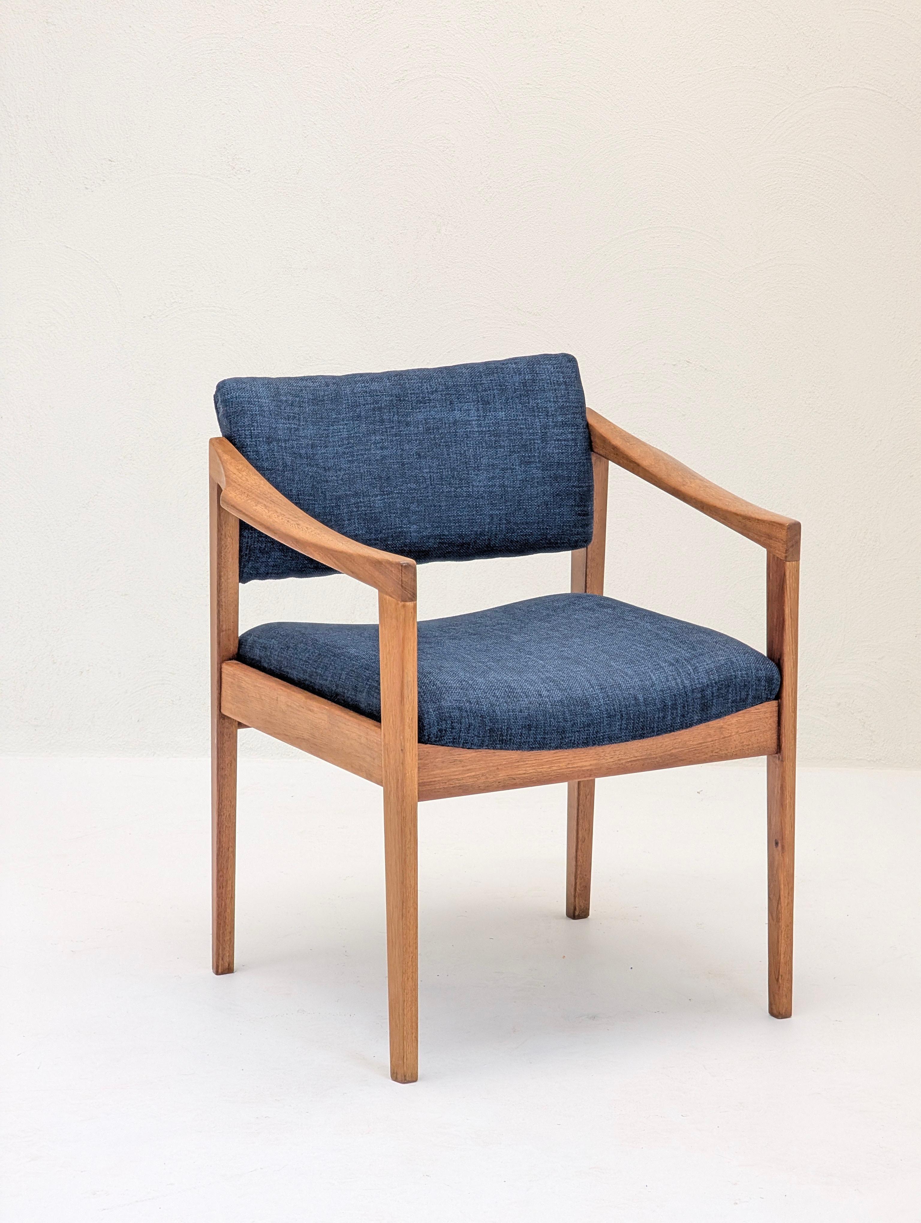 Este excepcional sillón Carver es un importante diseño de Peter Brown para T.H. Brown & Sons, uno de los fabricantes de mediados de siglo más venerados de Australia.

La silla, un magistral estudio de forma y material, está fabricada con la