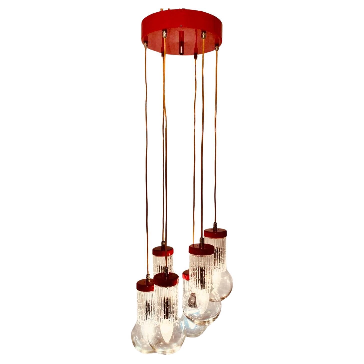 Lampadario rosso d'epoca, stile Stilnovo, Italia anni '50

Questo lampadario vintage a cinque luci a spot, attribuito al rinomato produttore italiano di illuminazione Stilnovo, risale agli anni Cinquanta. Il lampadario è caratterizzato da cinque