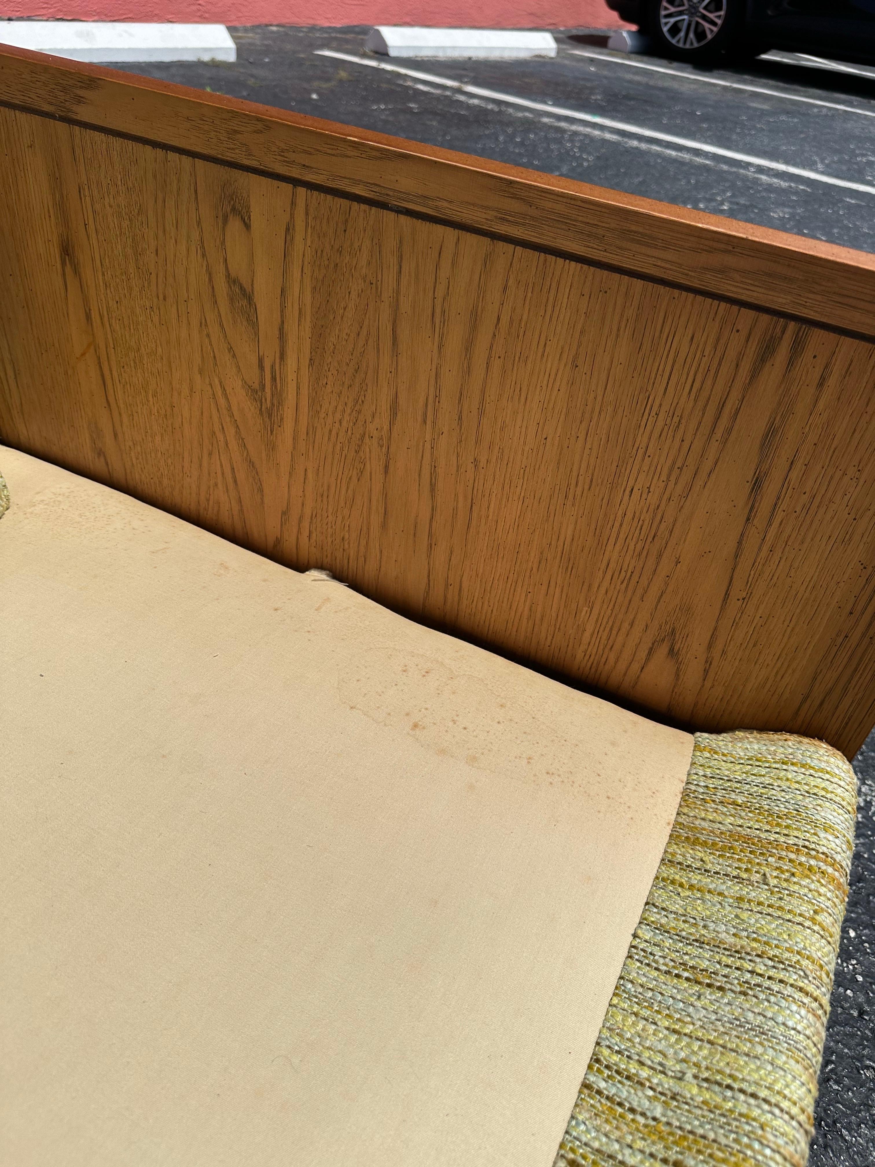 Mid Century Modern Cased Wood Sofa mit grüner und gelber Polsterung im Angebot 6