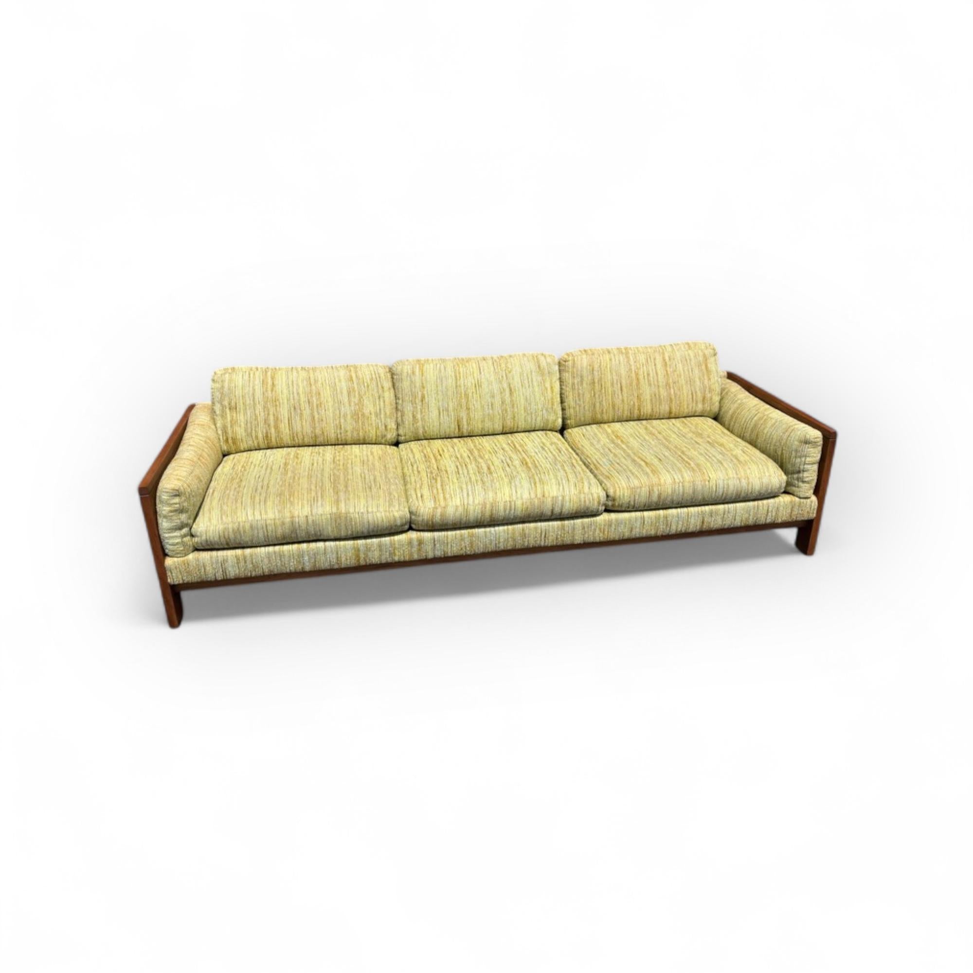 Mid Century Modern Cased Wood Sofa mit grüner und gelber Polsterung im Angebot 9