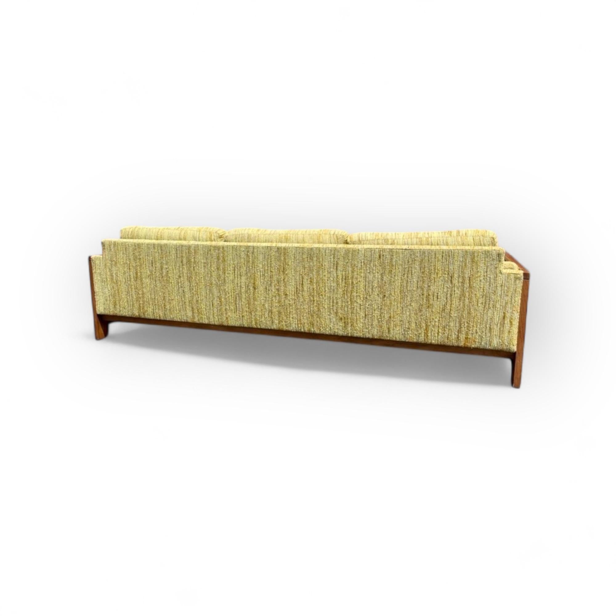 Mid Century Modern Cased Wood Sofa mit grüner und gelber Polsterung im Angebot 10