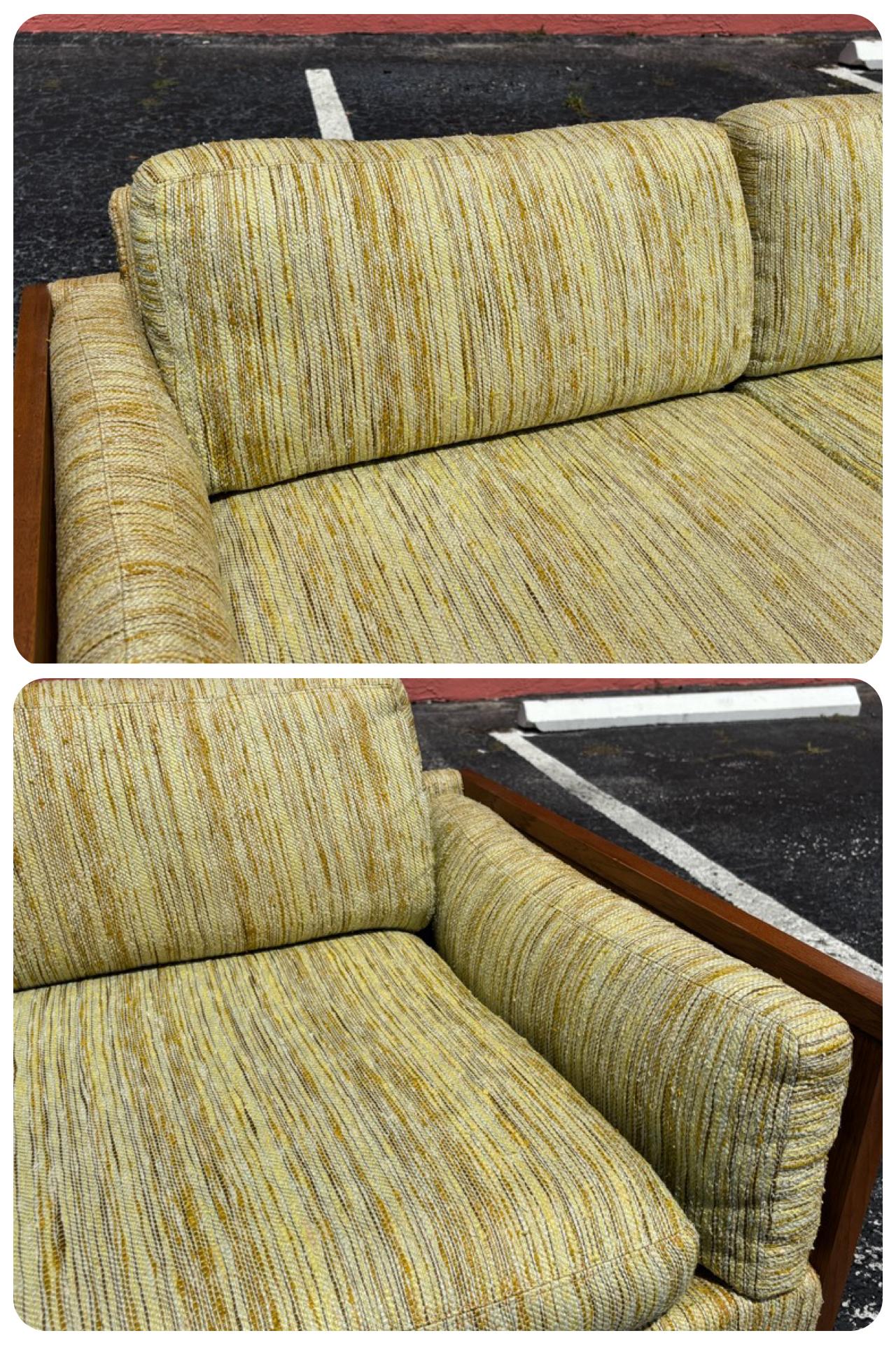 Mid Century Modern Cased Wood Sofa mit grüner und gelber Polsterung im Angebot 11