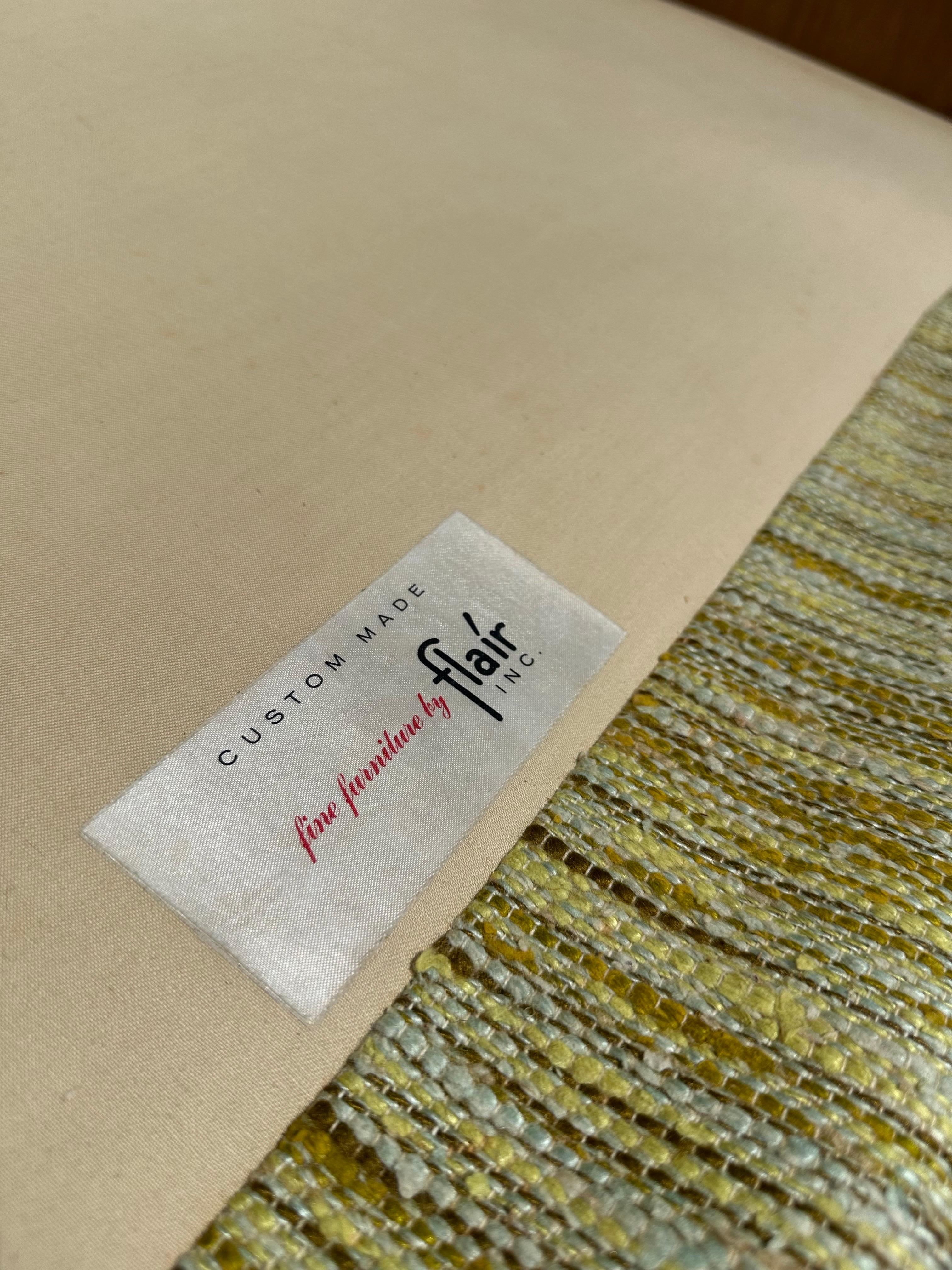 Mid Century Modern Cased Wood Sofa mit grüner und gelber Polsterung im Angebot 1