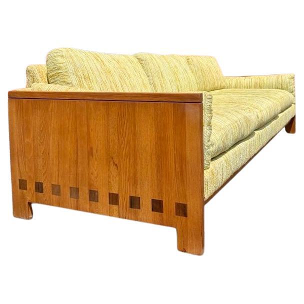 Mid Century Modern Cased Wood Sofa mit grüner und gelber Polsterung im Angebot