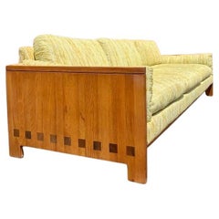 Mid Century Modern Cased Wood Sofa mit grüner und gelber Polsterung