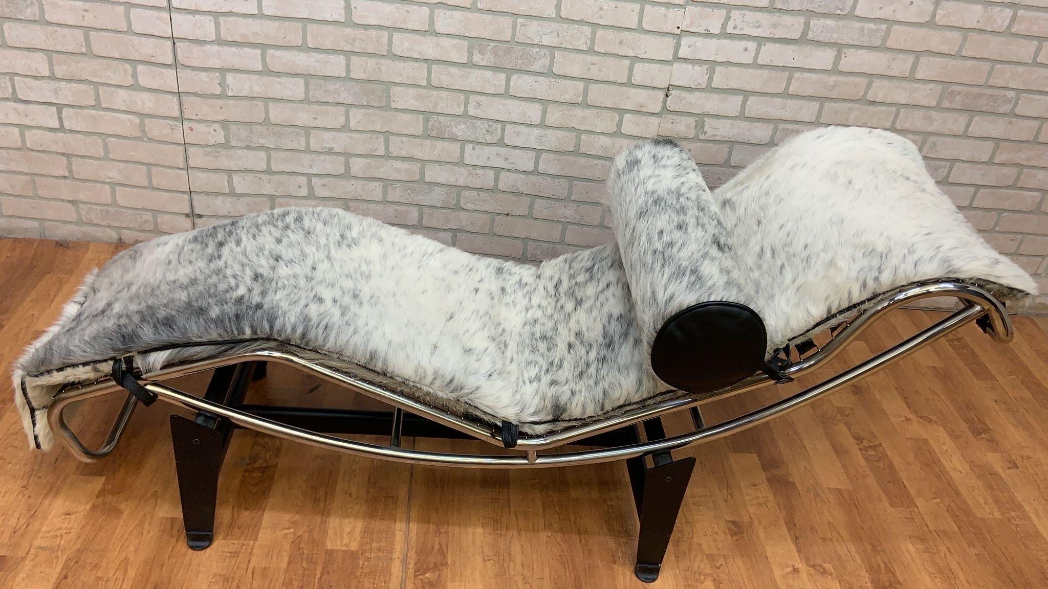 Mid-Century Modern Cassina Styled Le Corbusier Chaise Lounge Newly Upholstered In Good Condition In Chicago, IL