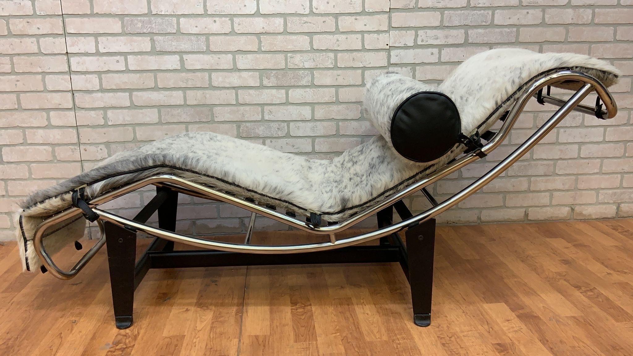 Late 20th Century Mid-Century Modern Cassina Styled Le Corbusier Chaise Lounge Newly Upholstered