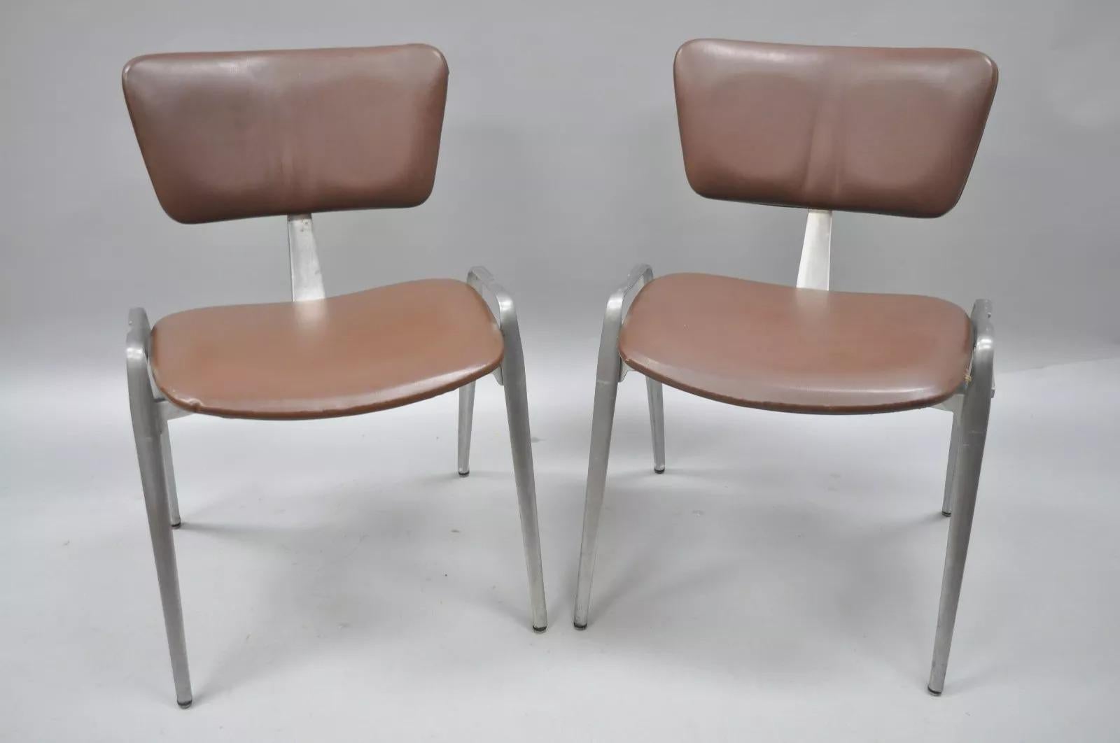 Chaises d'appoint empilables en fonte d'aluminium du milieu du siècle dernier par Crucible (A) - une paire en vente 4