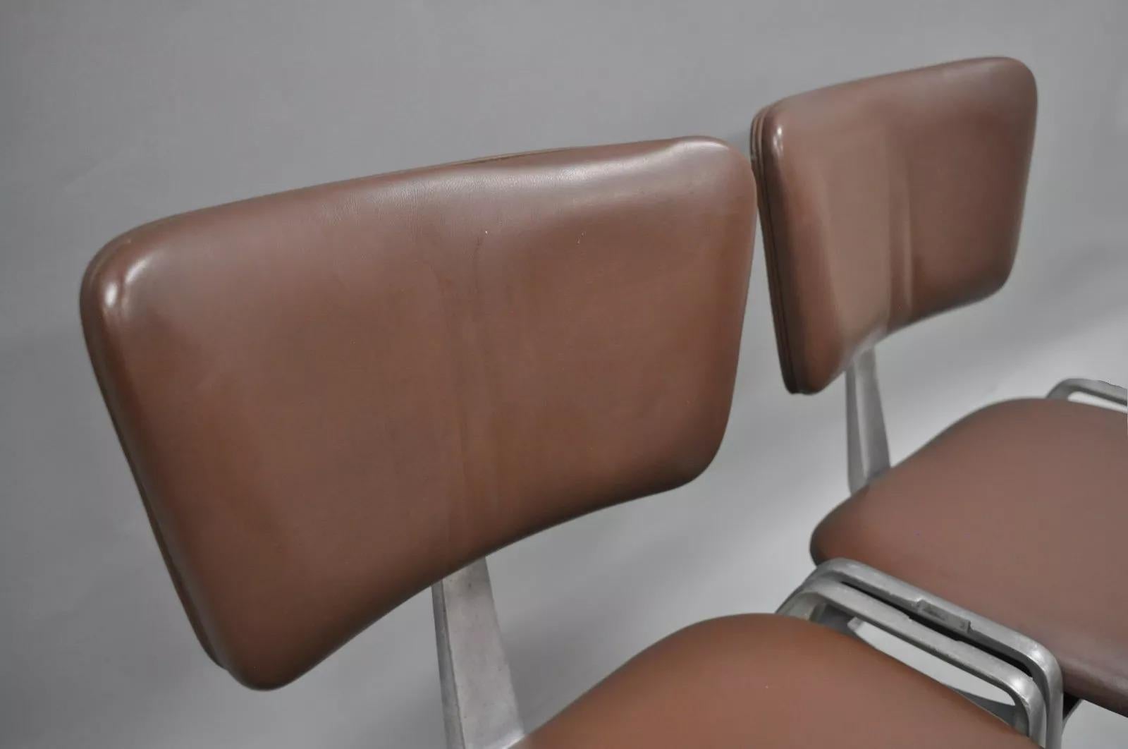 Chaises d'appoint empilables en fonte d'aluminium du milieu du siècle dernier par Crucible (A) - une paire en vente 5