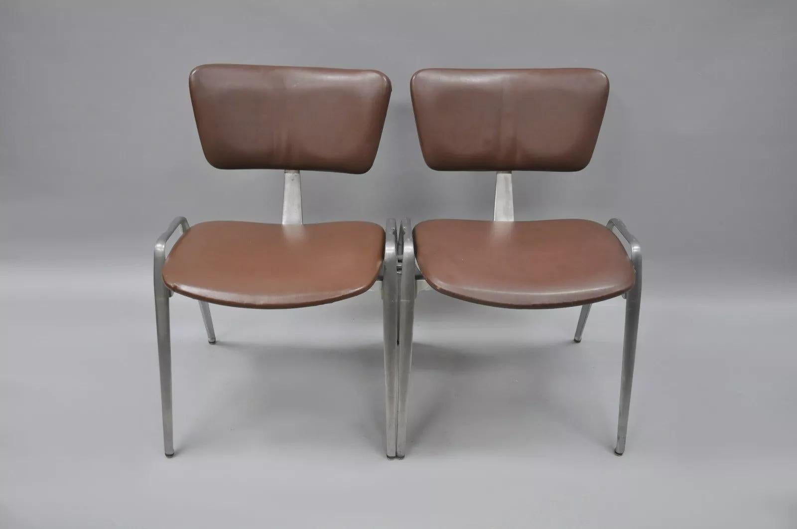 Mid-Century Modern Chaises d'appoint empilables en fonte d'aluminium du milieu du siècle dernier par Crucible (A) - une paire en vente