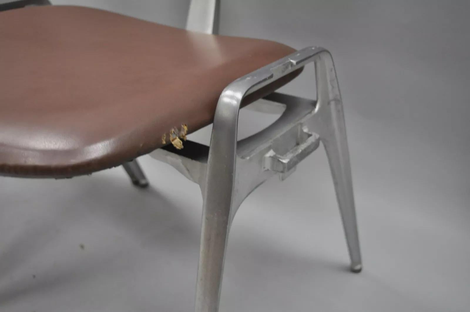 20ième siècle Chaises d'appoint empilables en fonte d'aluminium du milieu du siècle dernier par Crucible (A) - une paire en vente