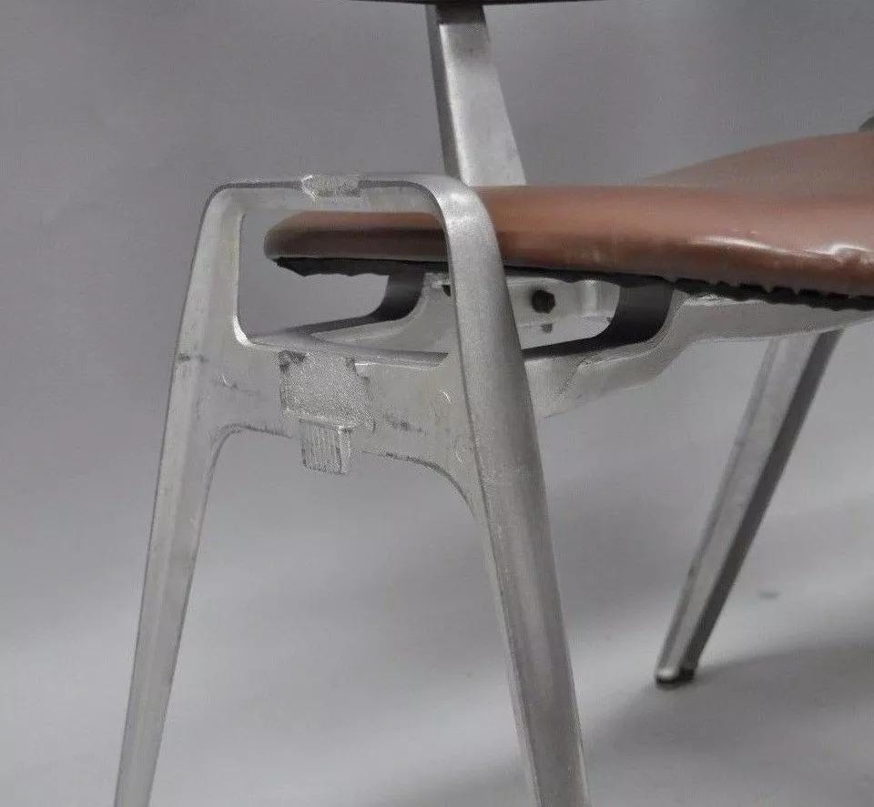 Aluminium Chaises d'appoint empilables en fonte d'aluminium du milieu du siècle dernier par Crucible (A) - une paire en vente