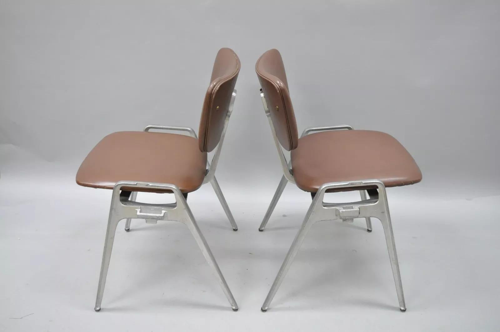 Chaises d'appoint empilables en fonte d'aluminium du milieu du siècle dernier par Crucible (A) - une paire en vente 1