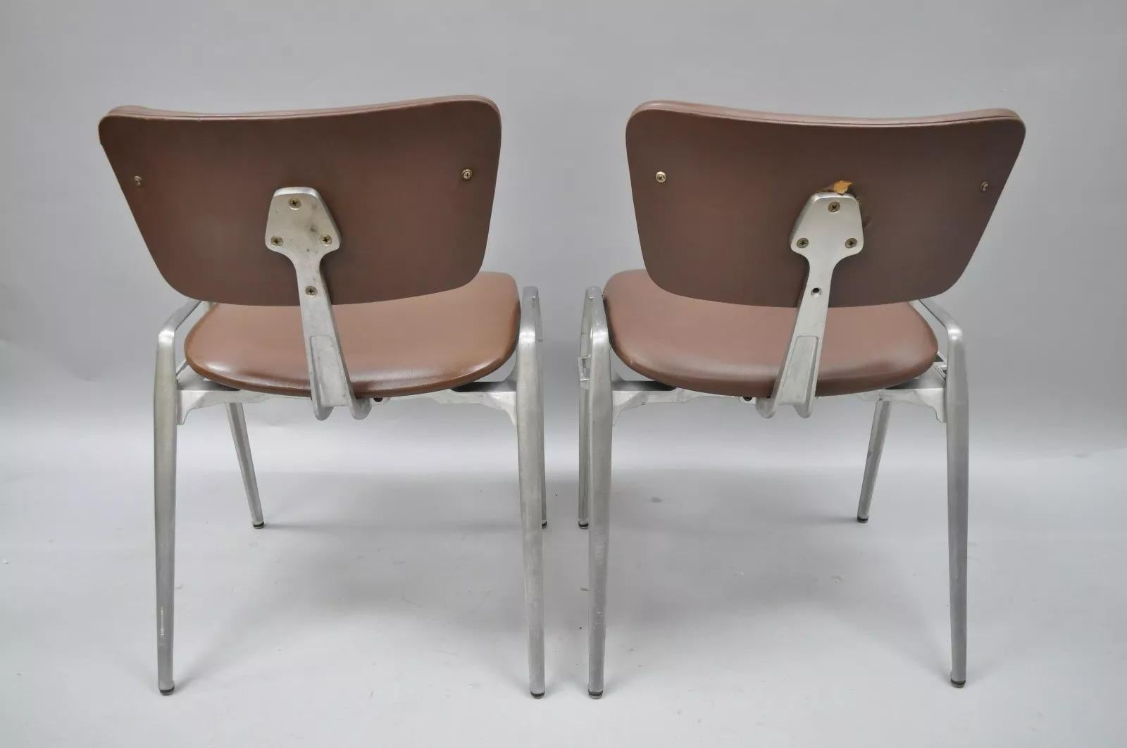 Chaises d'appoint empilables en fonte d'aluminium du milieu du siècle dernier par Crucible (A) - une paire en vente 2
