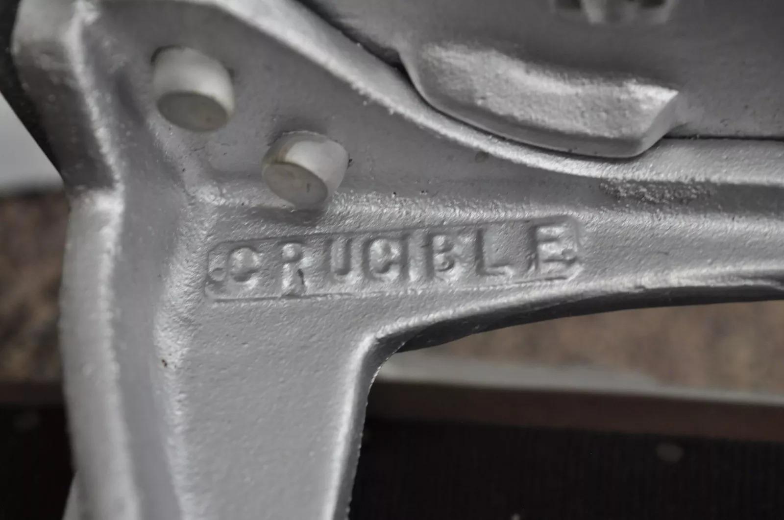 Sedie laterali impilabili in alluminio fuso del Mid Century Modern di Crucible (B) - una coppia in vendita 3