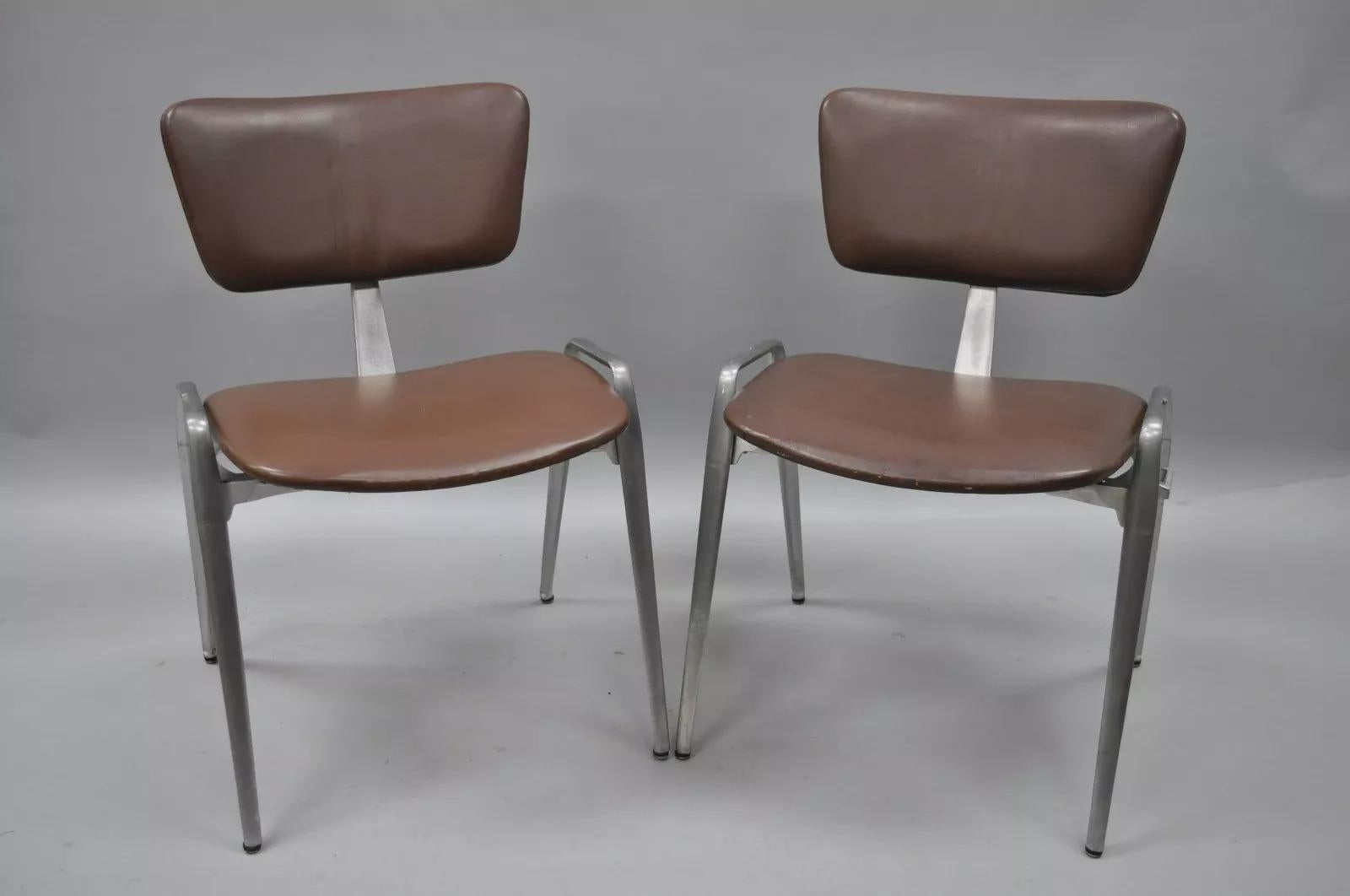 Sedie laterali impilabili in alluminio fuso del Mid Century Modern di Crucible (B) - una coppia in vendita 4