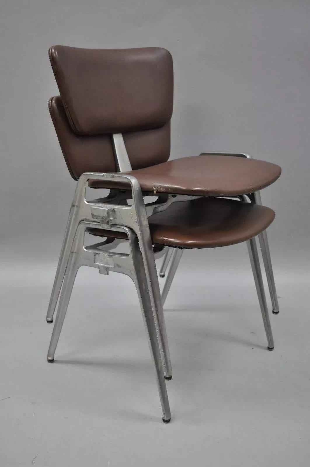 Sedie laterali impilabili in alluminio fuso vintage del Mid Century Modern di Crucible Products Corp. (C) - una coppia. L'articolo presenta una struttura impilabile in alluminio fuso, lati ad incastro con ganci, rivestimento in vinile marrone,
