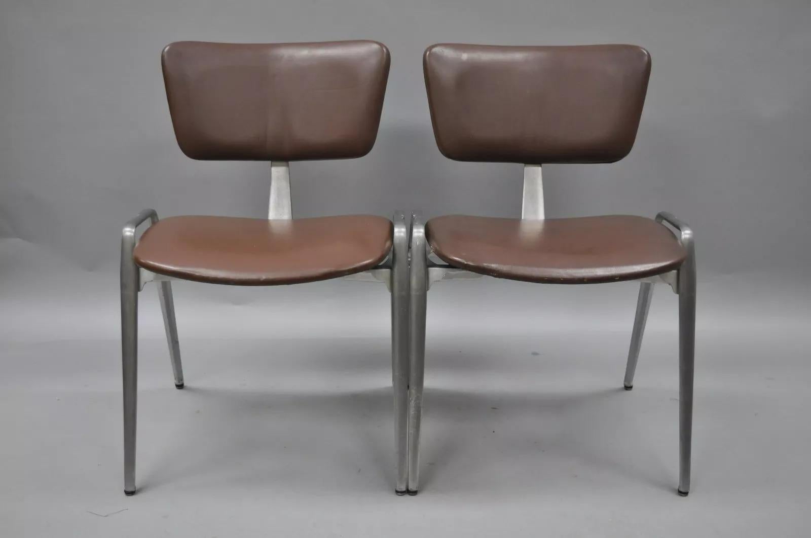 Mid-Century moderno Sedie laterali impilabili in alluminio fuso del Mid Century Modern di Crucible (B) - una coppia in vendita