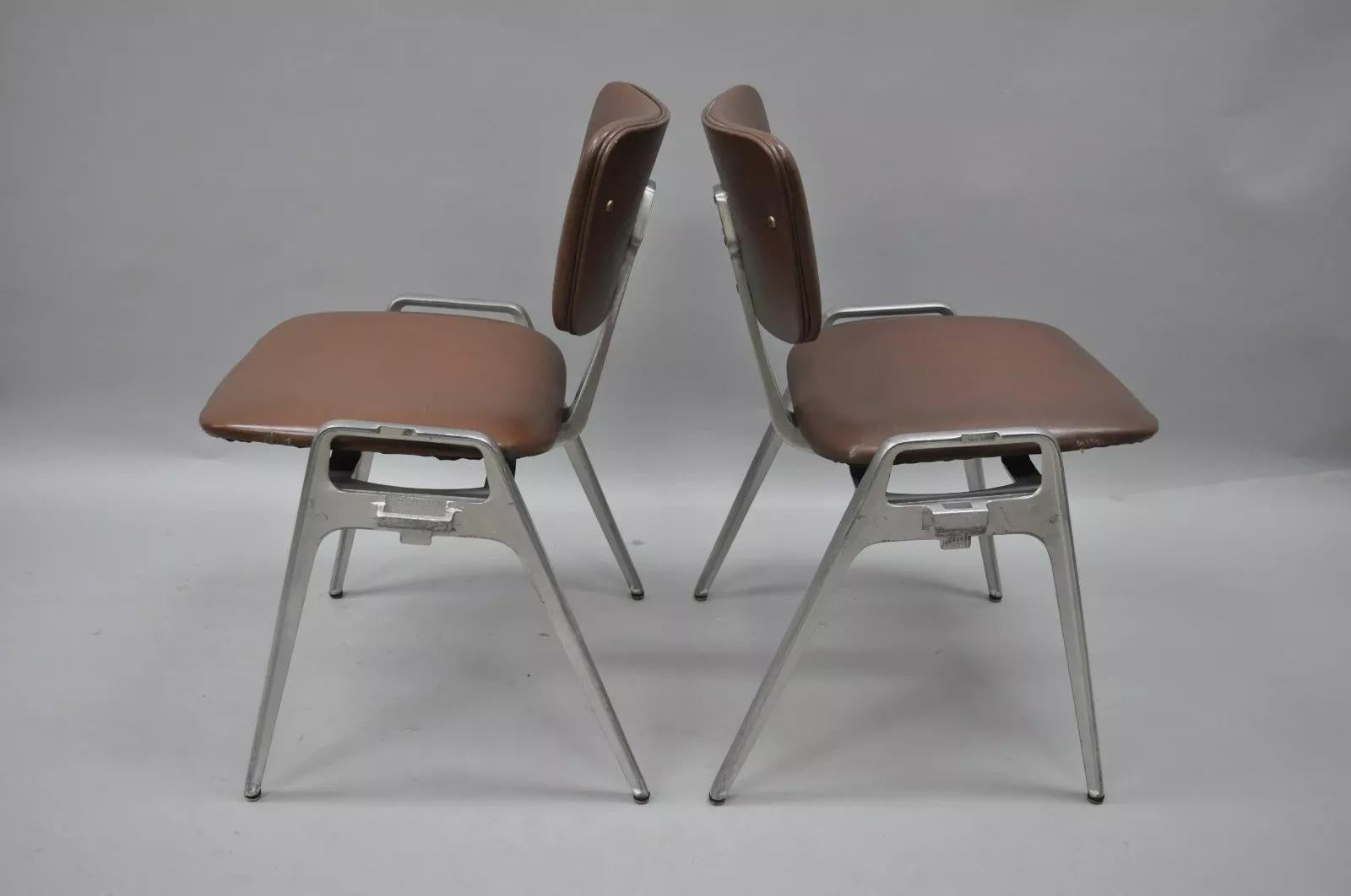 Sedie laterali impilabili in alluminio fuso del Mid Century Modern di Crucible (B) - una coppia In condizioni buone in vendita a Philadelphia, PA