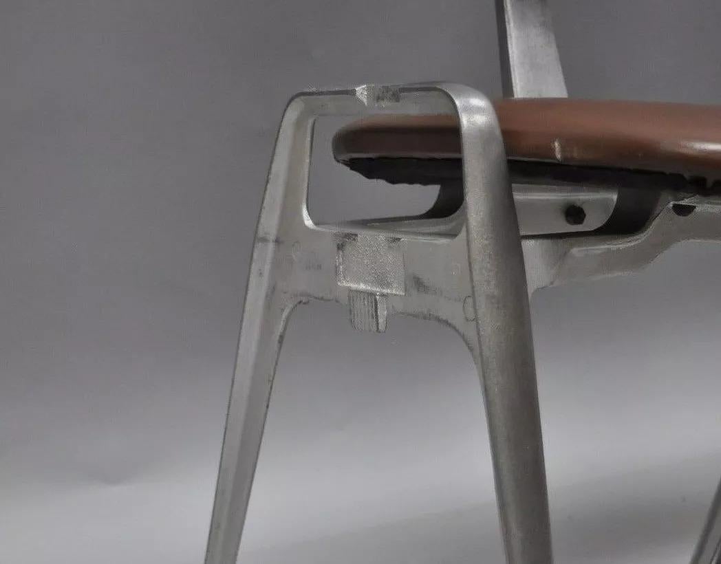 XX secolo Sedie laterali impilabili in alluminio fuso del Mid Century Modern di Crucible (B) - una coppia in vendita