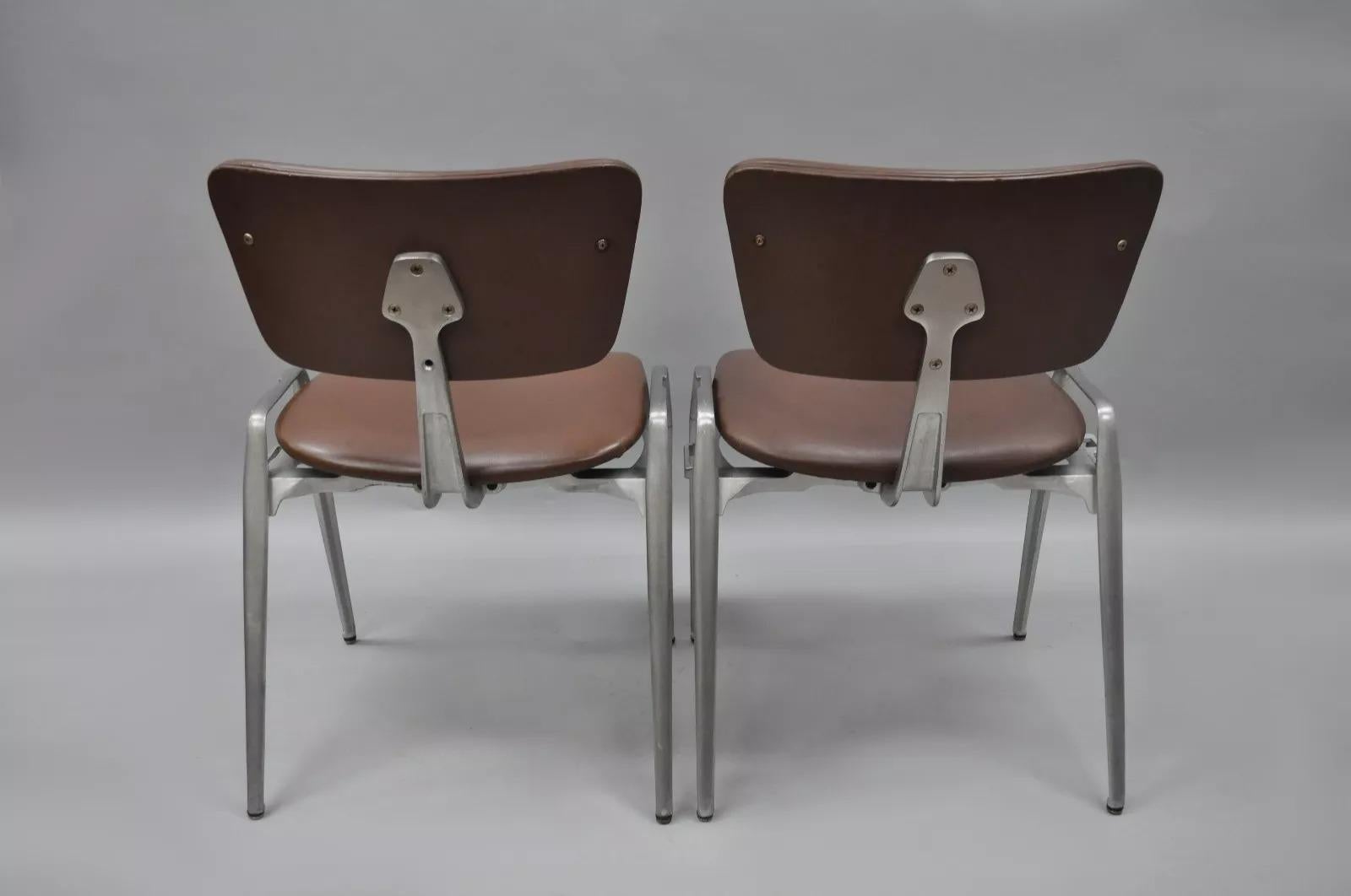 Alluminio Sedie laterali impilabili in alluminio fuso del Mid Century Modern di Crucible (B) - una coppia in vendita
