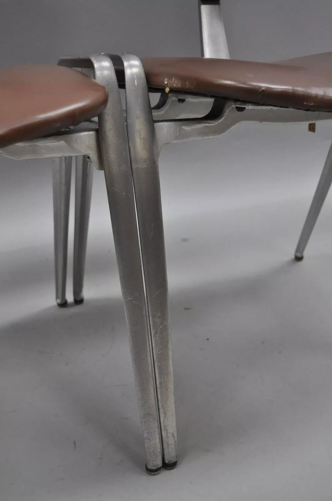 Sedie laterali impilabili in alluminio fuso del Mid Century Modern di Crucible (B) - una coppia in vendita 1