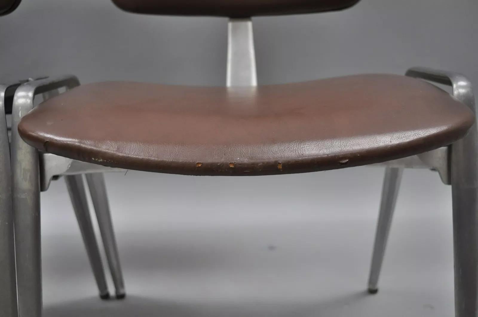Sedie laterali impilabili in alluminio fuso del Mid Century Modern di Crucible (B) - una coppia in vendita 2