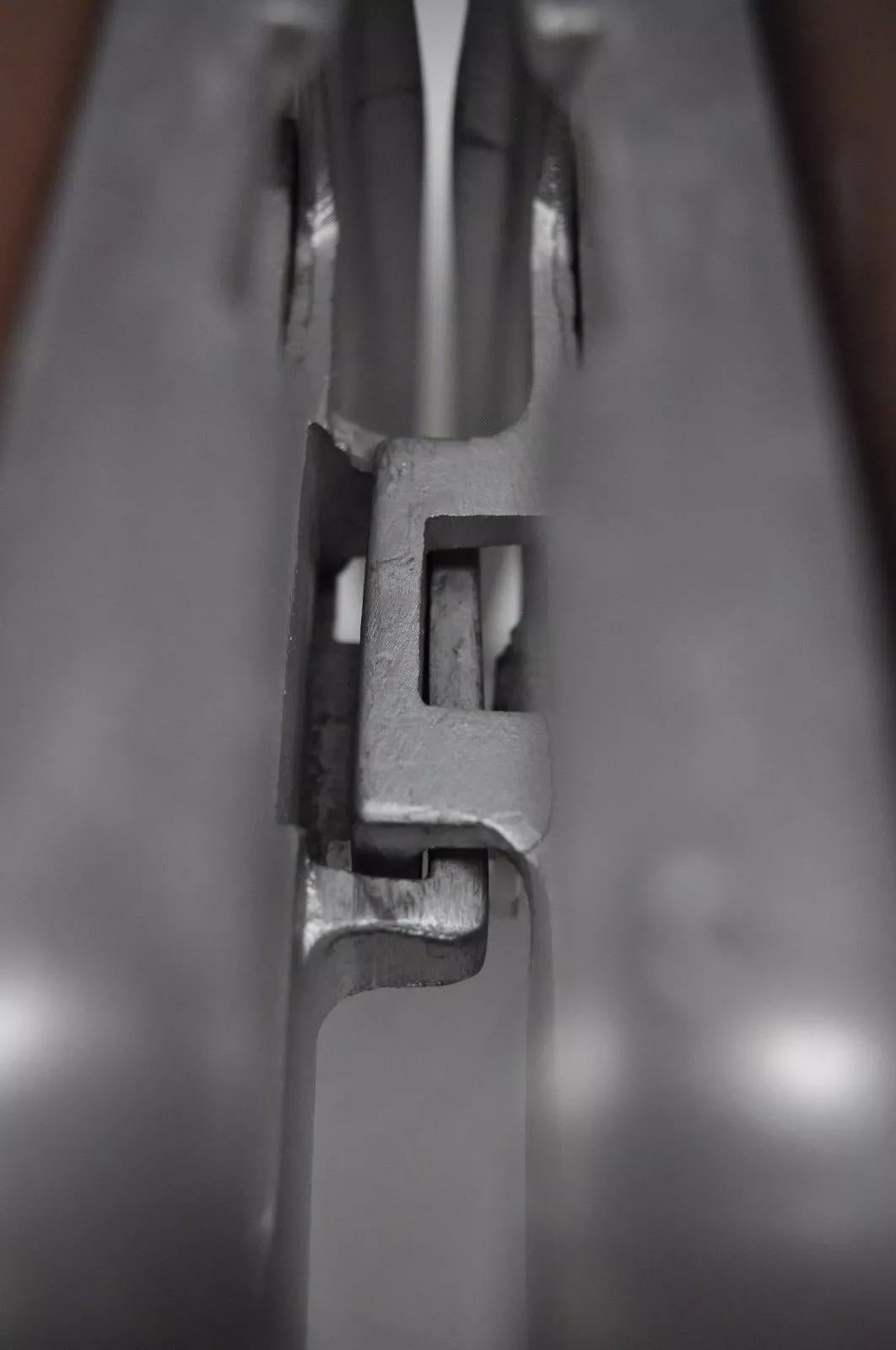Inconnu Chaises d'appoint empilables en fonte d'aluminium du milieu du siècle par Crucible (D) - une paire en vente