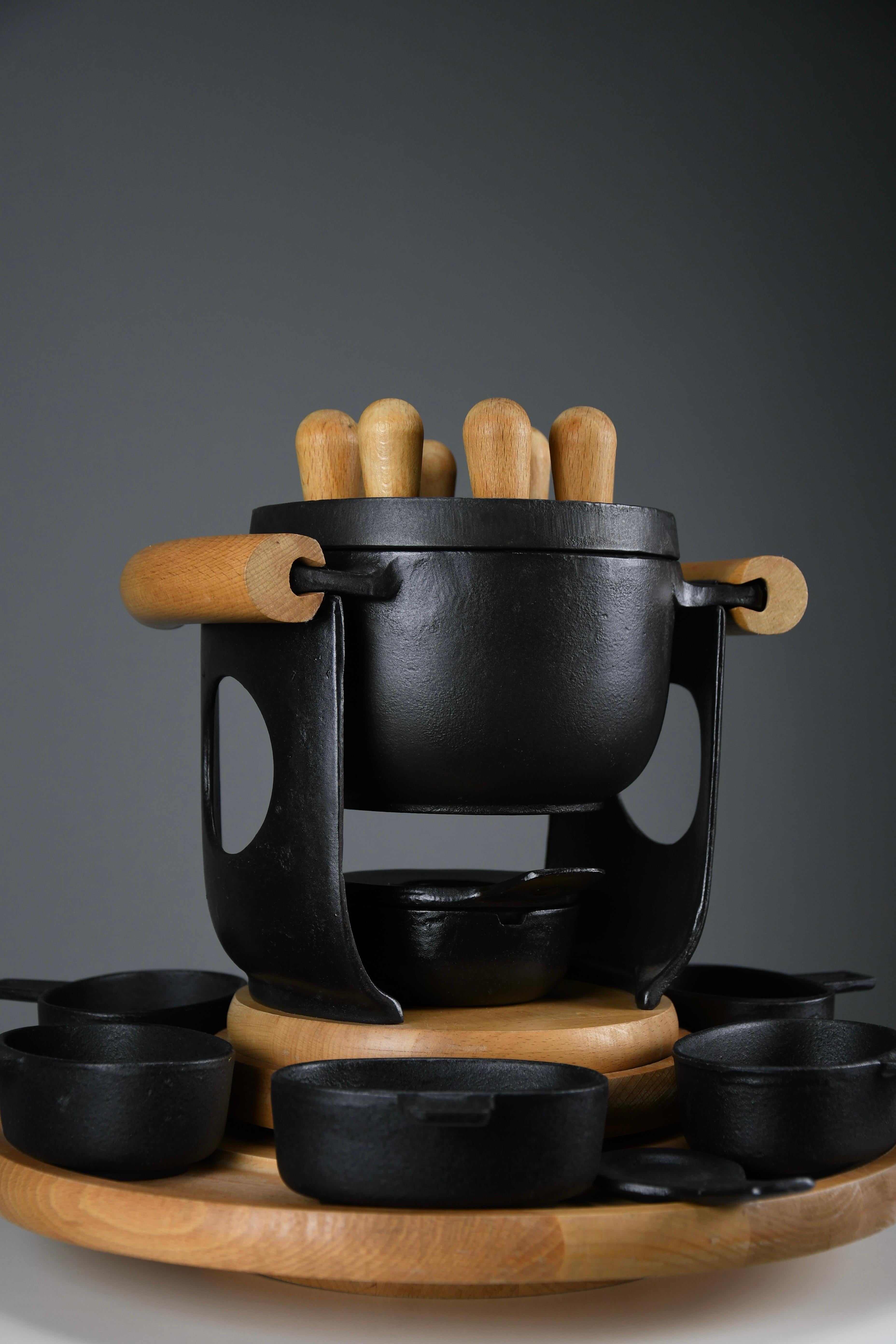 Mid-Century Modern Cast Iron and Wood Fondue Set by Richard Nissen for Bodum In Good Condition For Sale In Weesp, NL