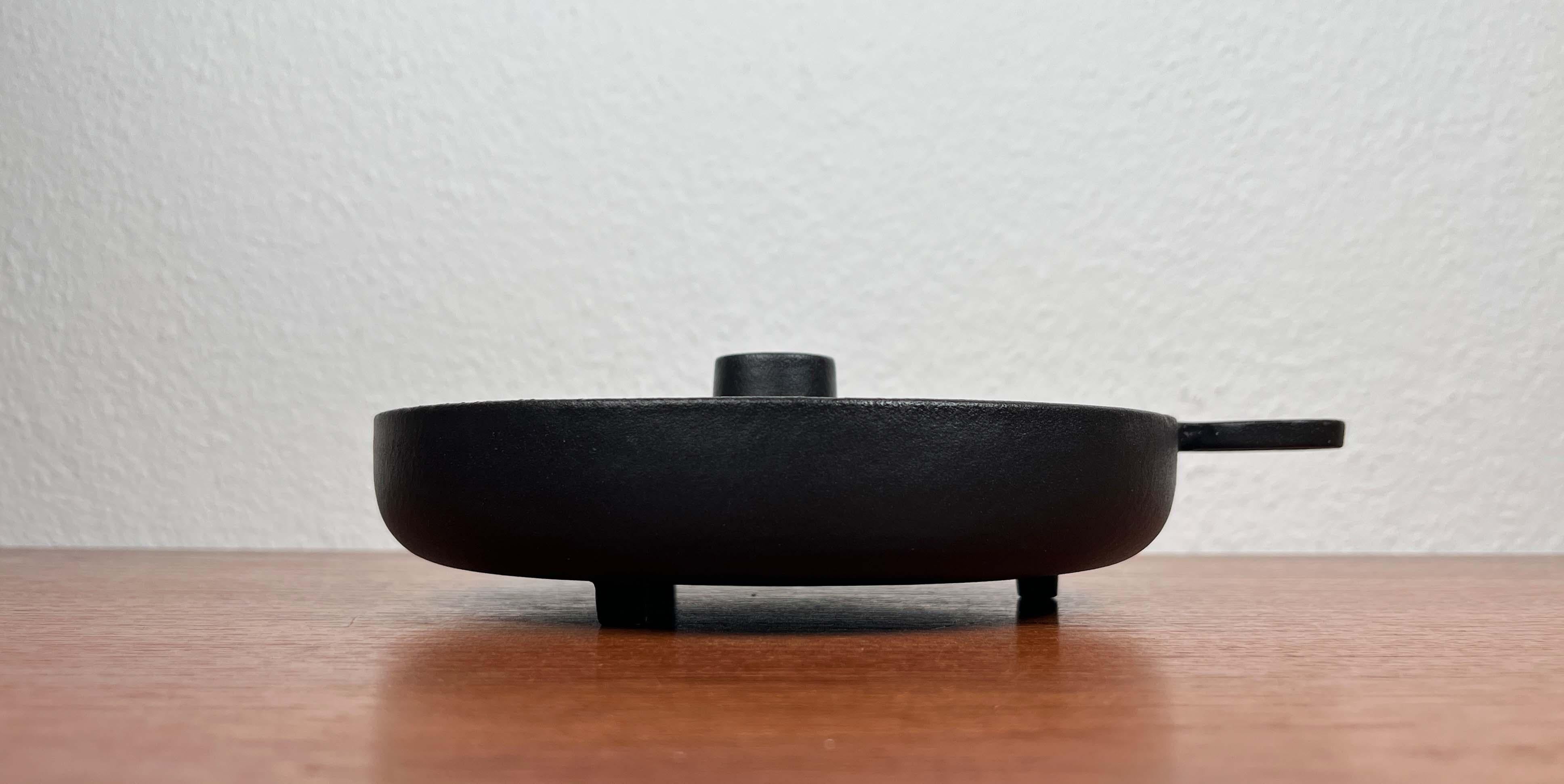 Portacandele in ghisa della modernità di metà secolo di Timo Sarpaneva per Rosenlew of Finland, anni '60

Vecchia versione originale di Rosenlew, Finlandia!