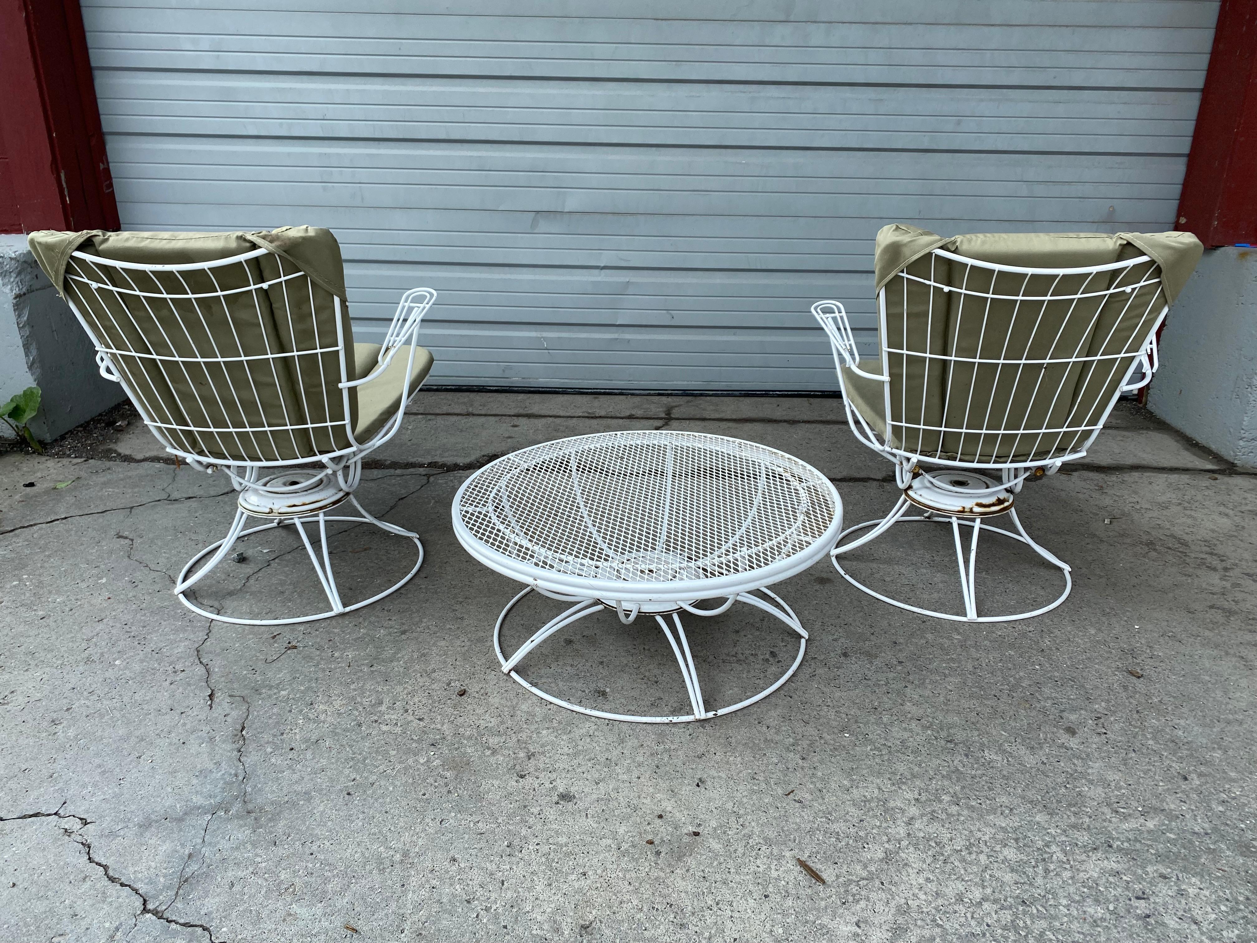 Mid-Century Modern Cast Iron Homecrest Wire Lounge Chairs, Table Set In Good Condition In Buffalo, NY