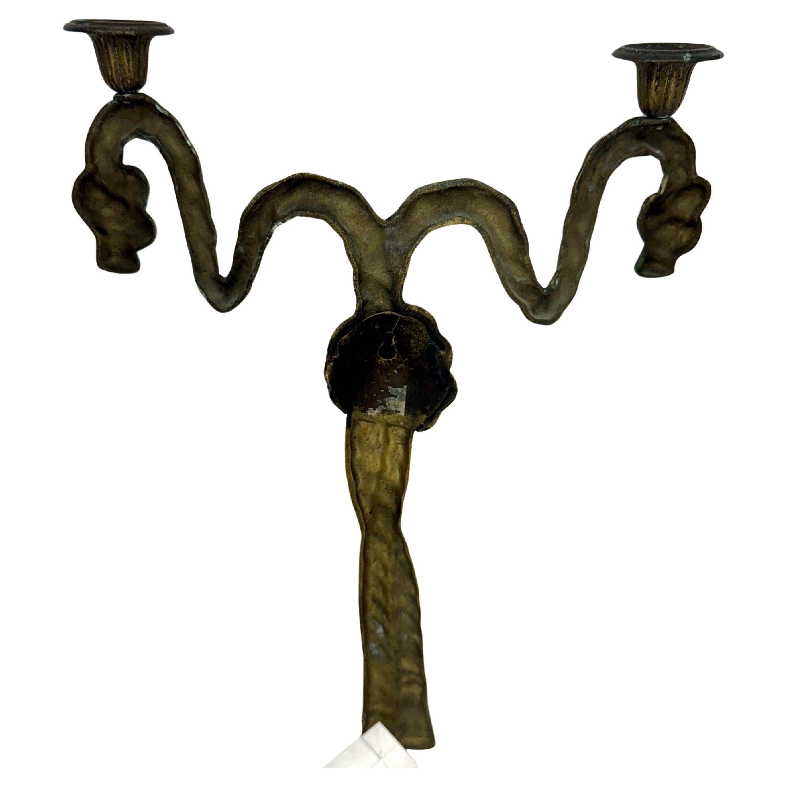 Applique da parete in ottone conico in fusione di epoca medio-novecentesca in vendita 2