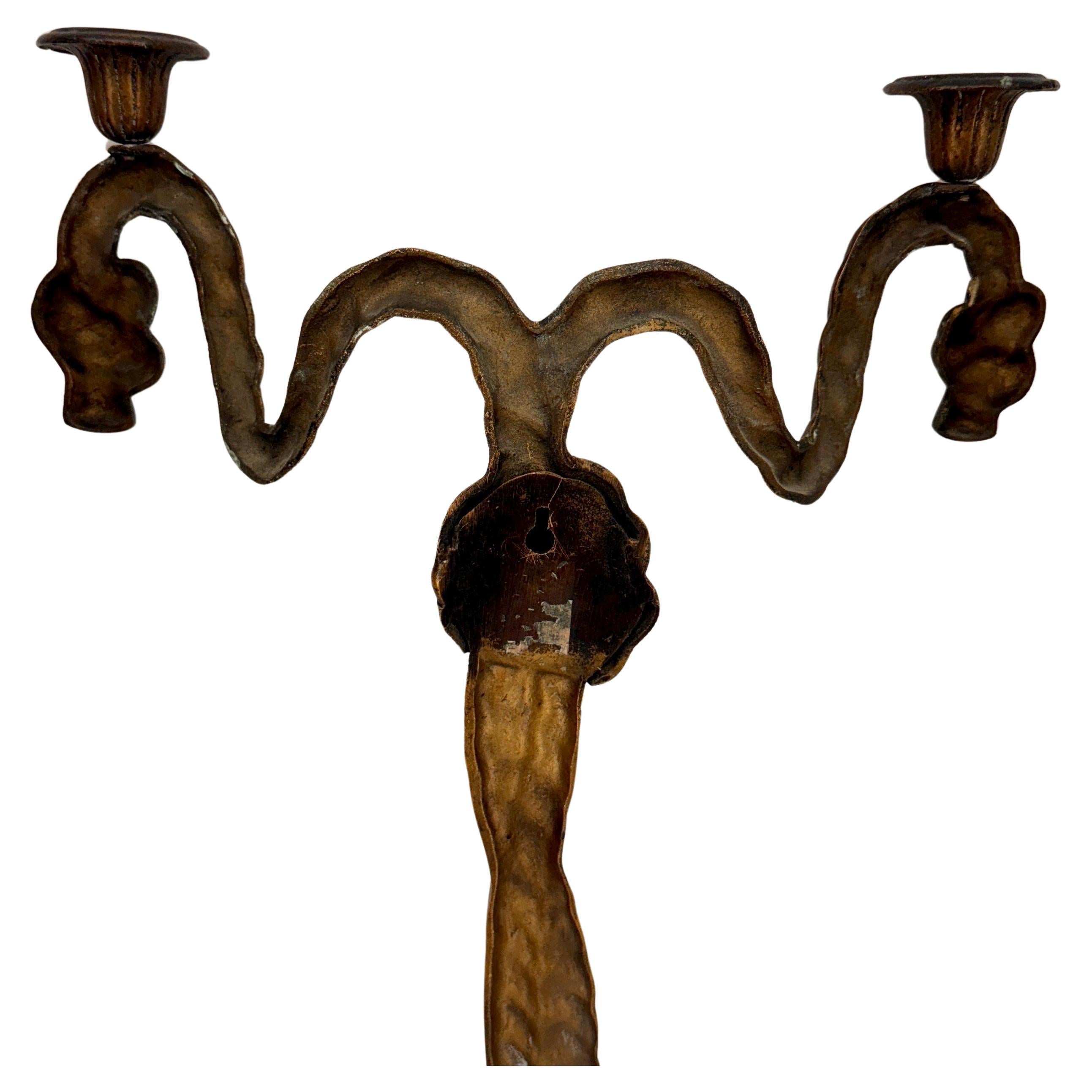 Applique da parete in ottone conico in fusione di epoca medio-novecentesca in vendita 6