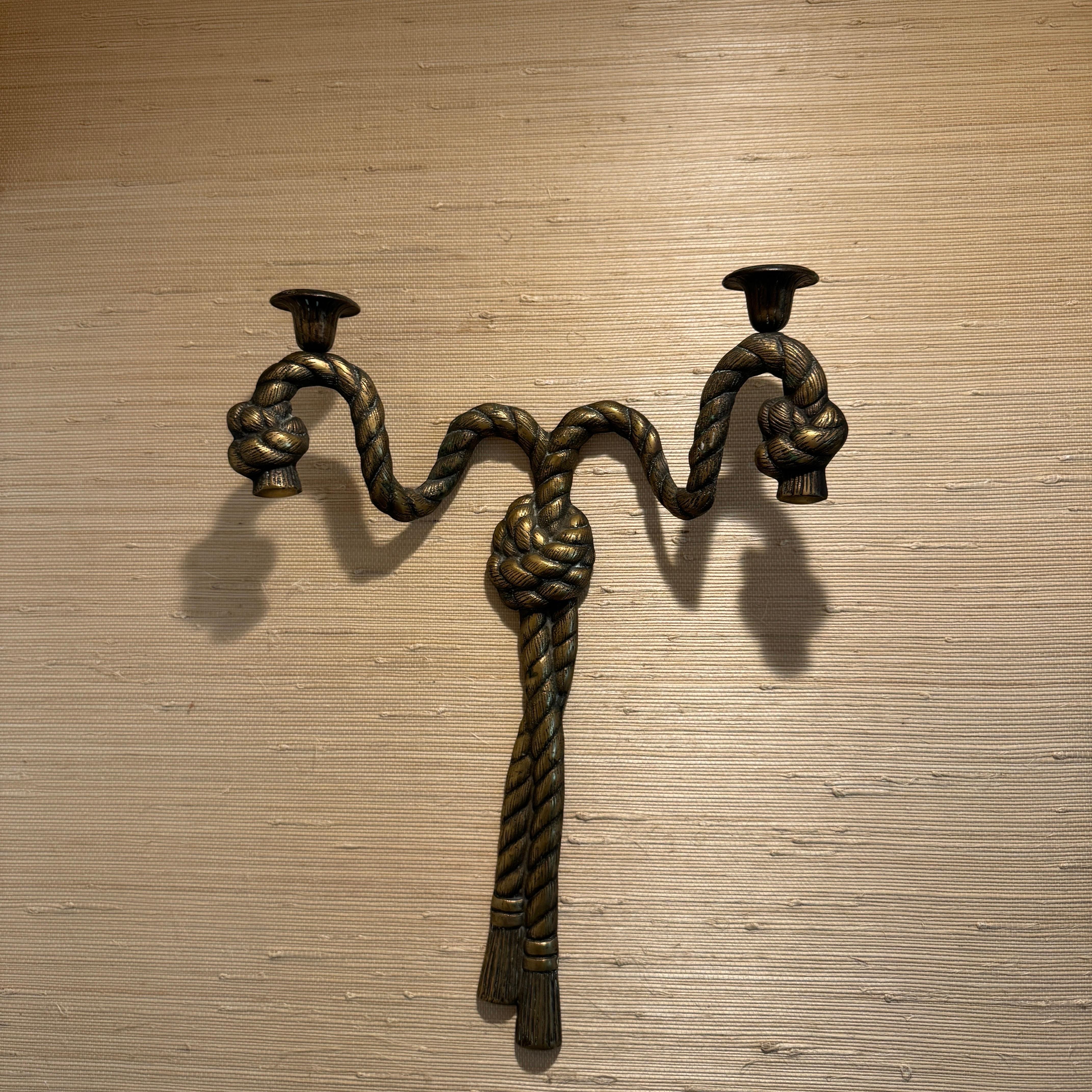 Applique da parete in ottone conico in fusione di epoca medio-novecentesca in vendita 7