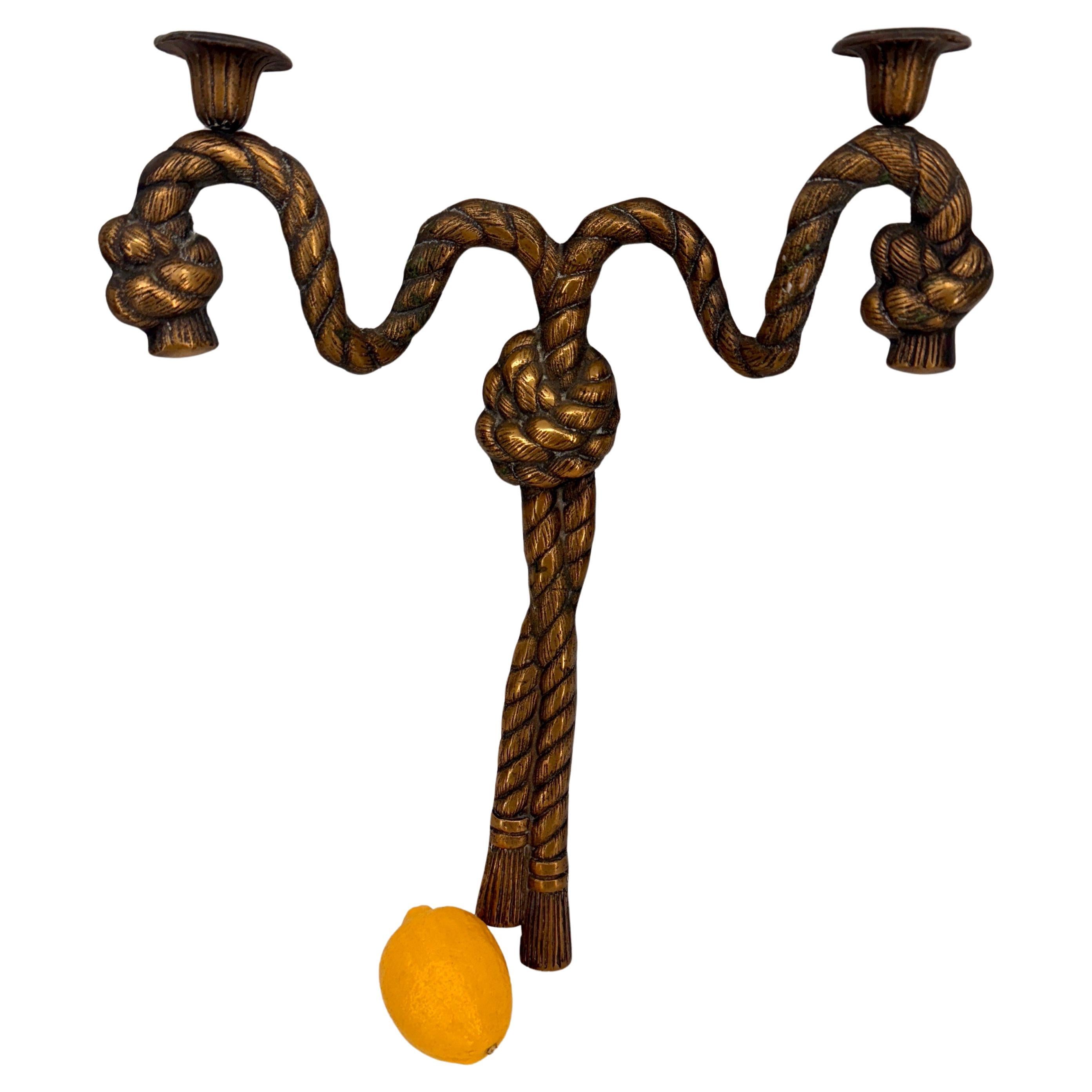 Aggiungi un po' di Mid Century Modern europeo al tuo salotto o alla tua sala da pranzo con questo candeliere da parete vintage a due bracci con un motivo a corda finta intrecciata. Questo pezzo ha una patina fantastica e si presterebbe bene sia in
