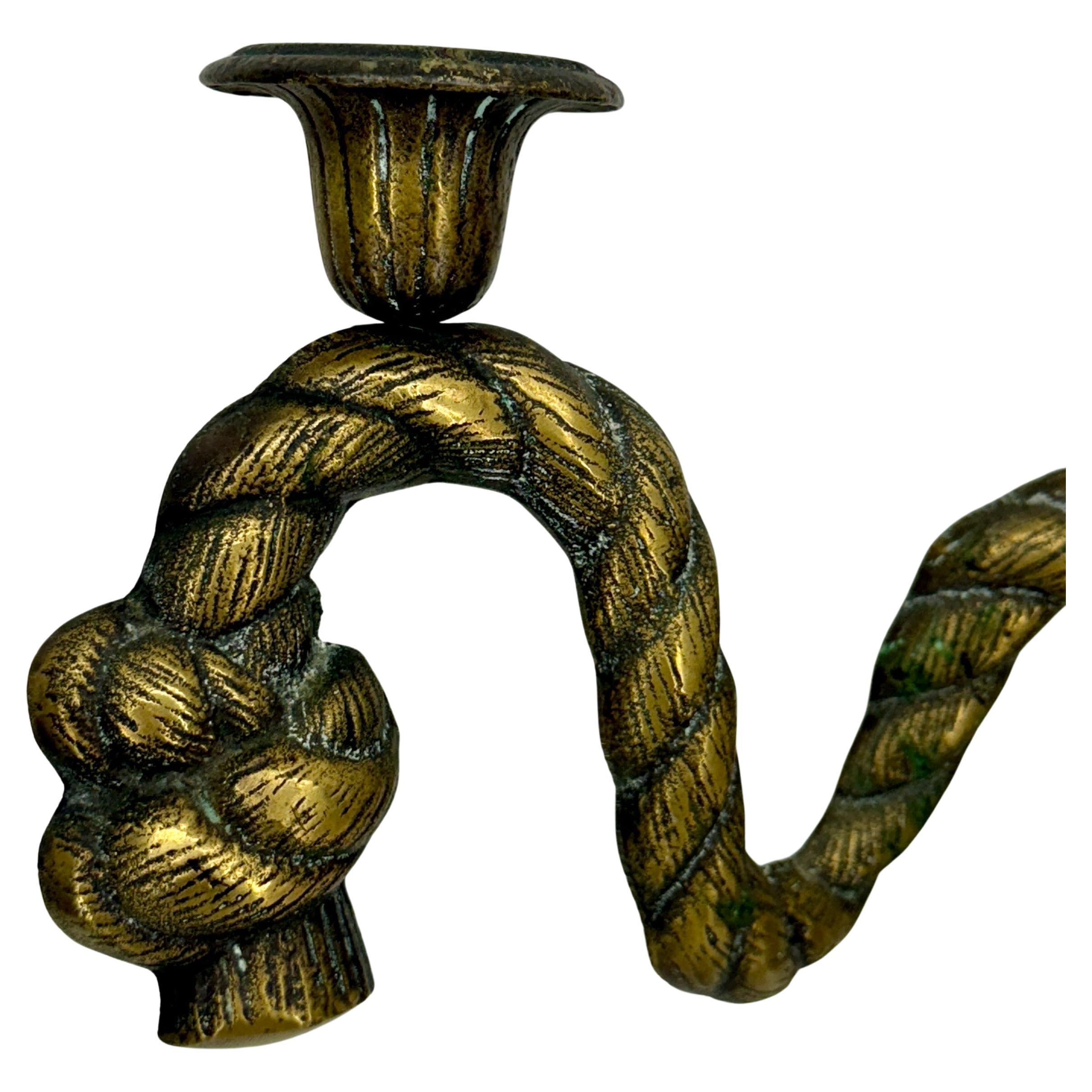 Fatto a mano Applique da parete in ottone conico in fusione di epoca medio-novecentesca in vendita