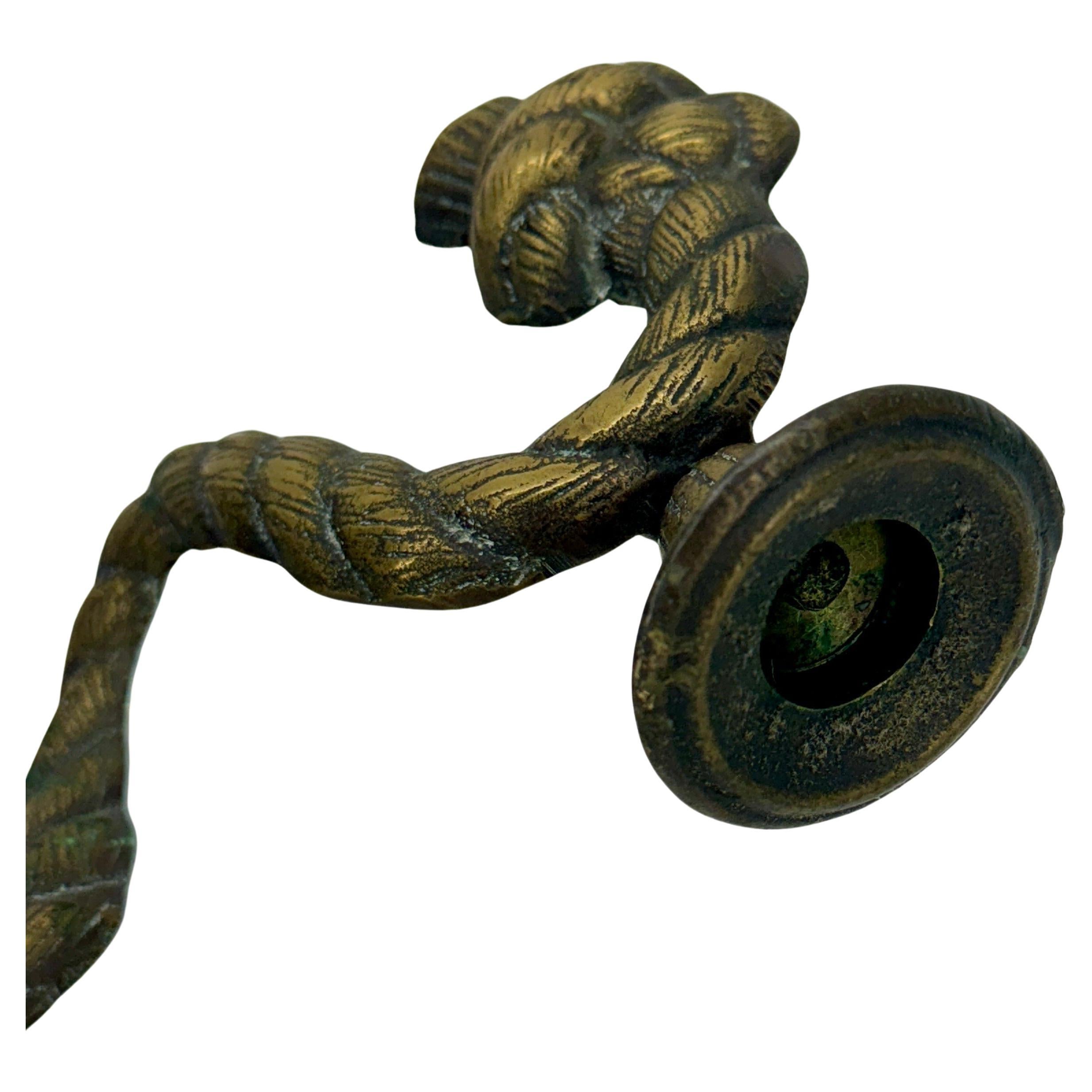 Applique da parete in ottone conico in fusione di epoca medio-novecentesca in vendita 1