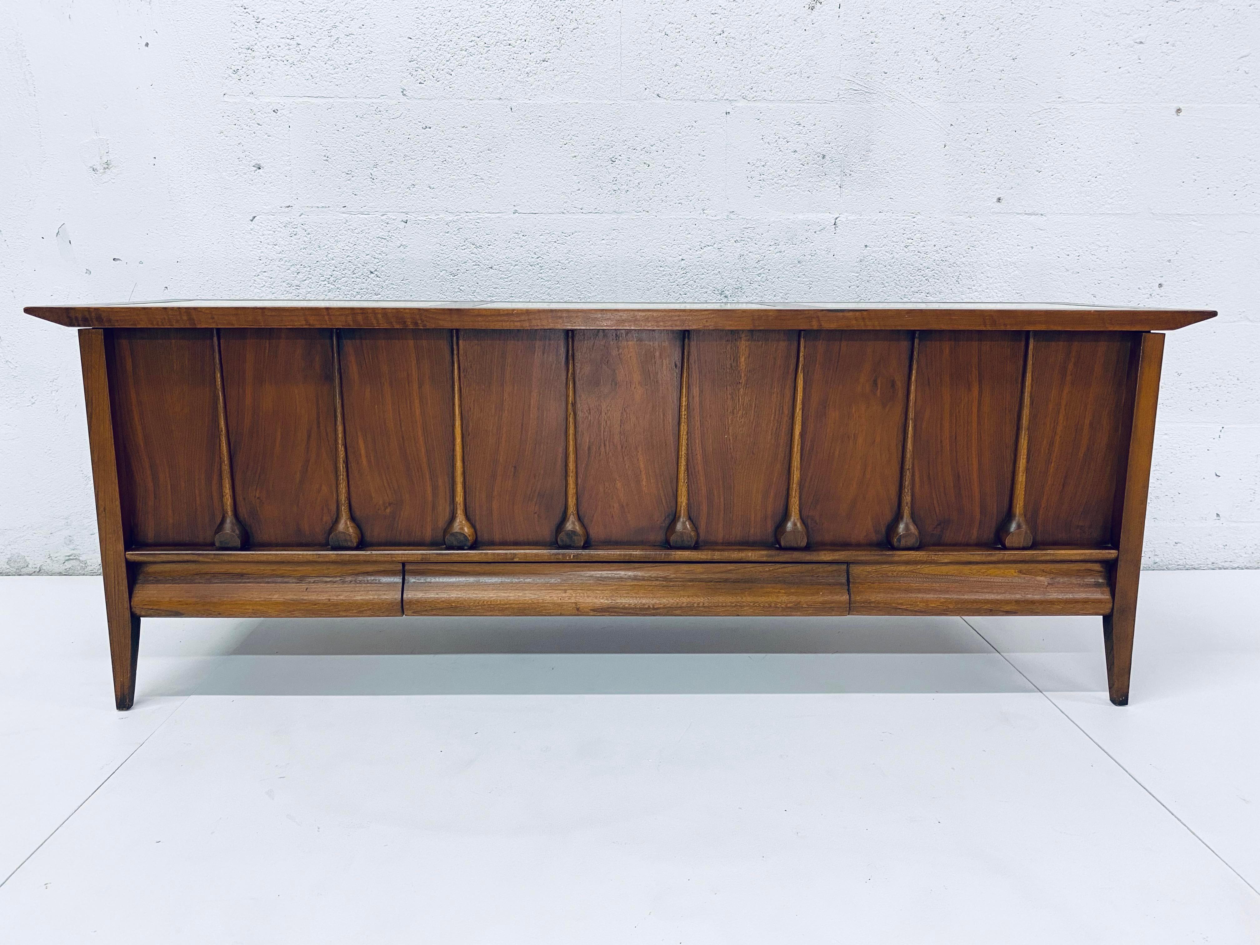 Cedar chest with tear drop front and inset faux stone top by Lane Furniture. Maintains original labels.

Interior dimensions:
W 53”, D 14.5”, H 11.75”.