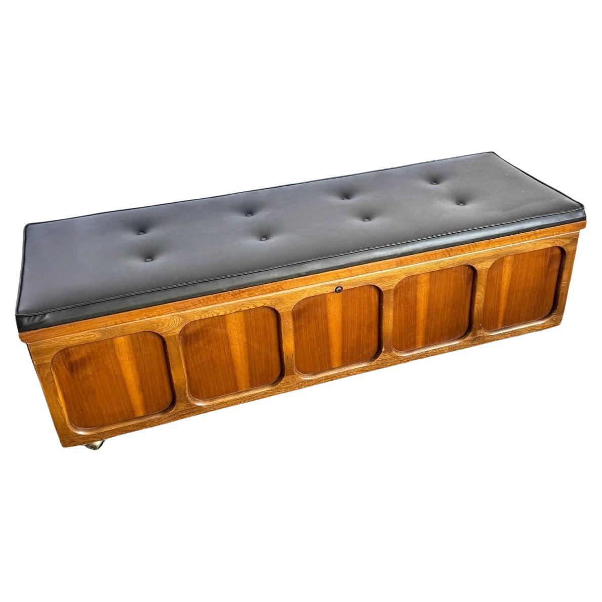 Cofre/banco Hope de cedro y nogal moderno de mediados de siglo