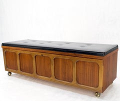 Hope Chest Bench aus Zedernholz und Nussbaumholz mit Naugahyde-Polsterung, getuftet, Mid-Century Modern