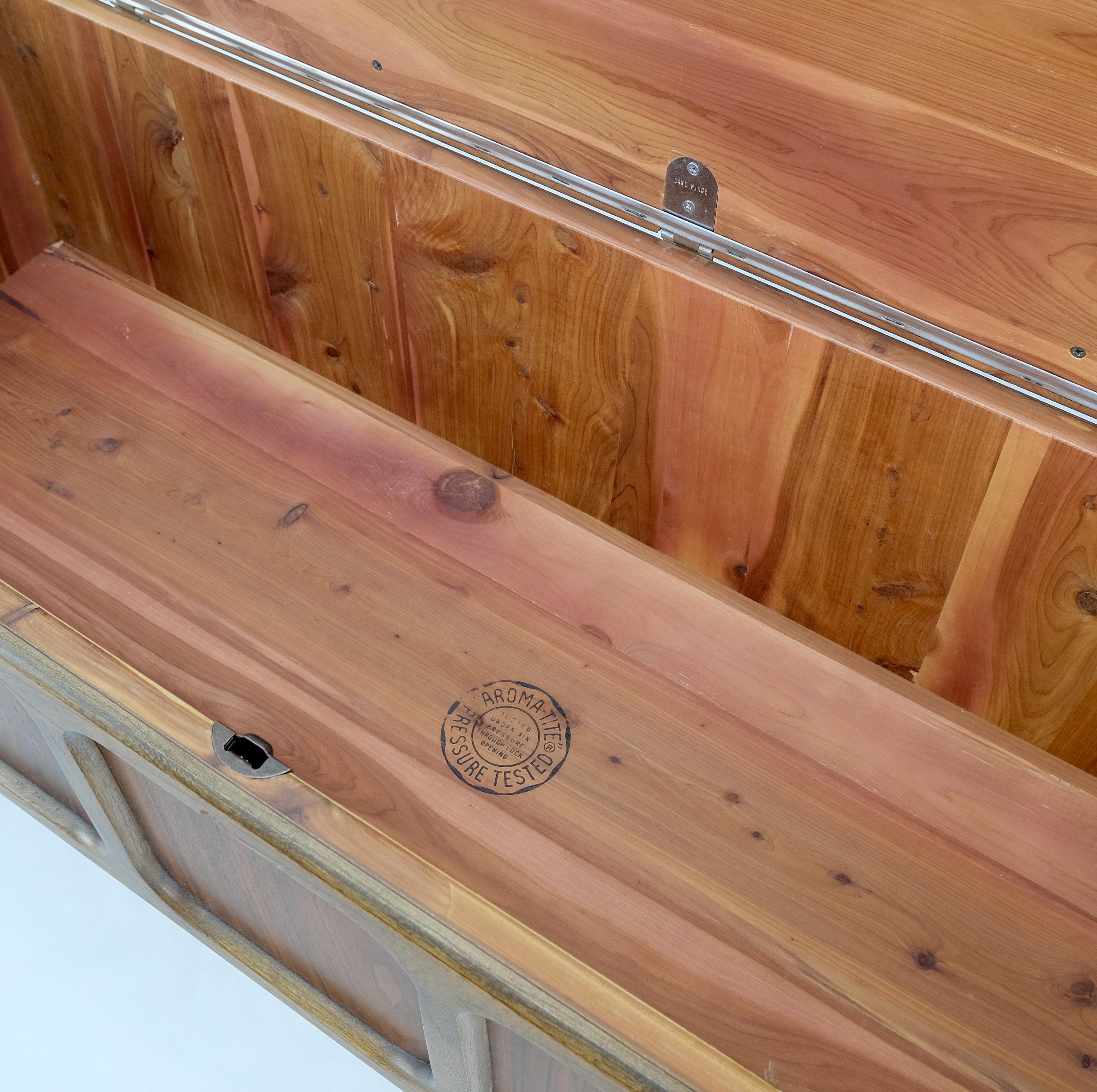 Hope Chest Bench aus Zedernholz mit Naugahyde-Polsterung, getuftet, Mid-Century Modern  (Moderne der Mitte des Jahrhunderts) im Angebot