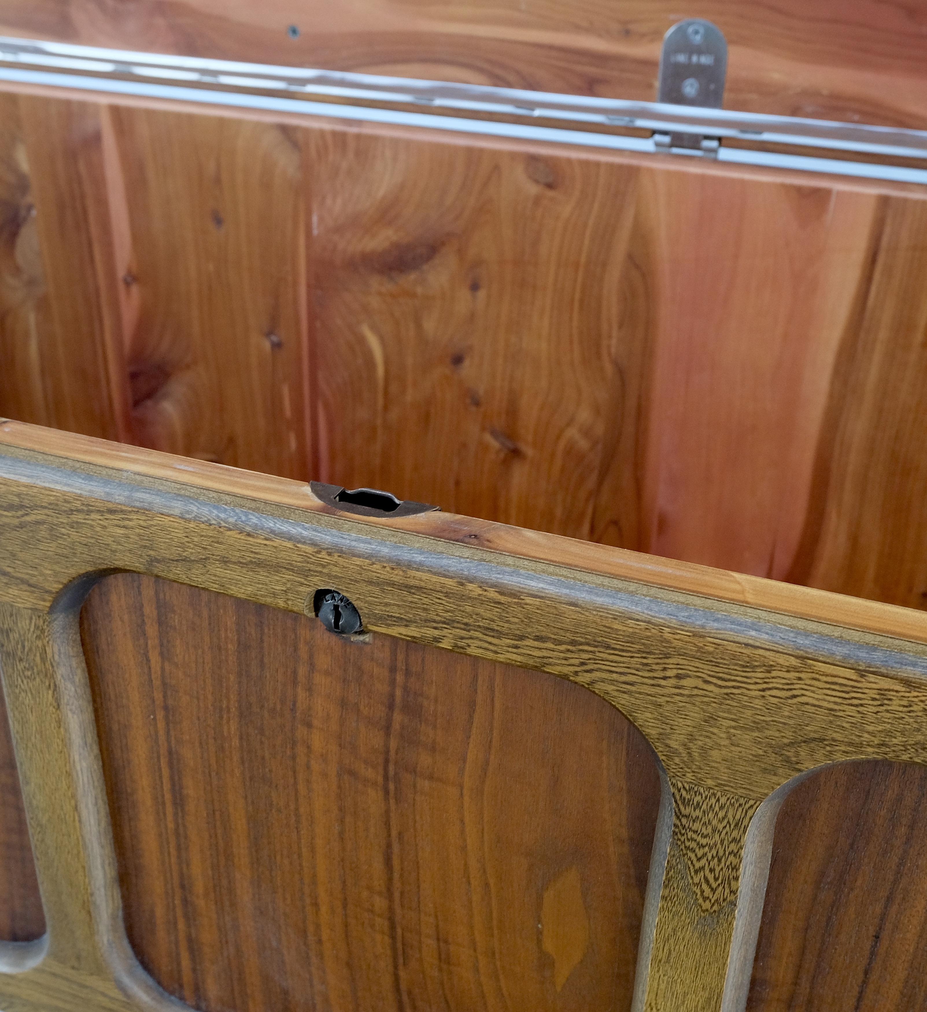 Hope Chest Bench aus Zedernholz mit Naugahyde-Polsterung, getuftet, Mid-Century Modern  (Lackiert) im Angebot